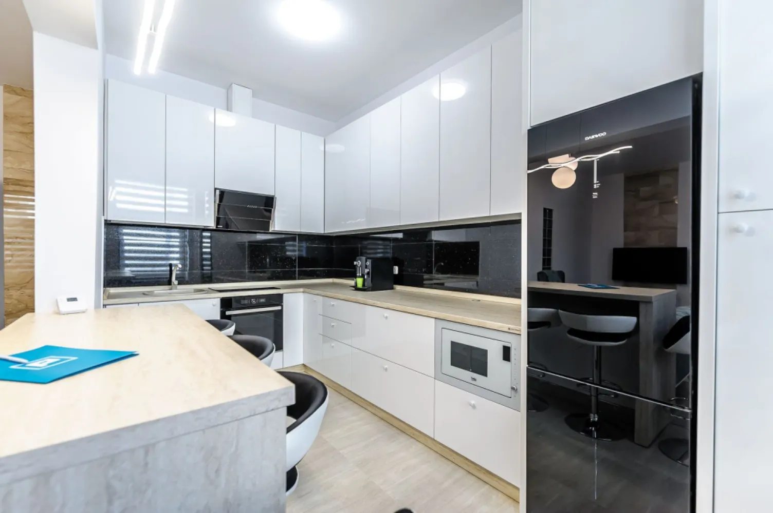 Apartament 3 camere, lux - Locuiește în inima orașului, aproape de tot ce contează, într-un apartament elegant, modern și plin de stil!

Vă propun spre vânzare un apartament de lux, situat pe prestigiosul Bulevard Decebal – o locație ideală pentru cei care apreciază confortul urban și rafinamentul.

Cu o suprafață utilă de 98 mp, apartamentul este compartimentat armonios: living generos cu bucătărie open space, două dormitoare luminoase și confortabile, o baie aerisită, hol spațios cu multiple spații de depozitare și un balcon deschis, perfect pentru momentele tale de relaxare.

Fiecare detaliu al amenajării a fost ales cu grijă: mobilier cu design deosebit, electrocasnice premium, accesorii de baie marca SAPHO și RAVAK, jaluzele și plase batante, pardoseli din travertin, elemente de marmură și multe alte finisaje care definesc acest apartament ca fiind cu adevărat de lux.

Dacă ești în căutarea calității, a confortului și a unei locații de top, acest apartament este pentru tine.
Sună acum și programează o vizionare!

Ghereben Emanuel - 0755814751
emanuel.ghereben@propertylab.ro

CP885506