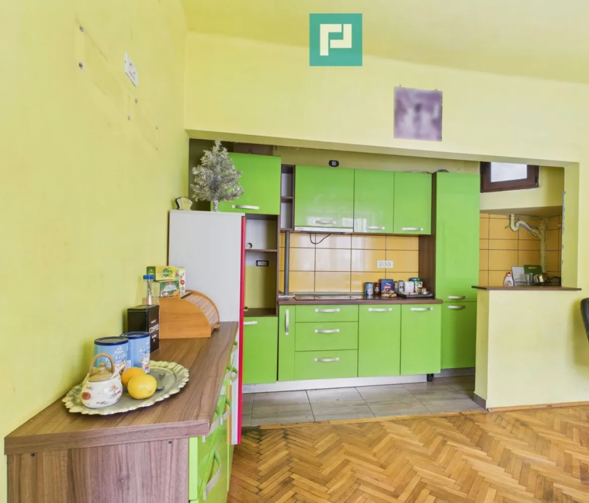 Casă cu 4 camere în zona Parneava - Casă individuală de vânzare – Str. Andrei Șaguna, zona Pârneava

Se oferă spre vânzare casă individuală, situată într-o zonă foarte bună a cartierului Pârneava, pe strada Andrei Șaguna, ideală pentru locuință de familie sau investiție.

Imobilul este disponibil imediat, are construcție solidă din cărămidă, finalizată, cu acoperiș din țiglă, și este bine întreținut.

Caracteristici generale:

Suprafață utilă: 130 mp

Suprafață construită desfășurată: 180 mp

Suprafață teren: 745 mp

Curte totală: 400 mp

Curte liberă: 350 mp

Terasă: 60 mp

Deschidere teren: 13 m

An construcție: 1955

Regim de înălțime: Parter

Pod: Da

Stare interior: Finisat clasic

Compartimentare:

4 camere

2 dormitoare

1 bucătărie

3 băi

1 terasă

Anexe și facilități:

Garaj

2 locuri de parcare

Curte generoasă, ideală pentru relaxare, grădină sau extindere

Avantaje:

Zonă liniștită, bine cotată

Acces facil către centru și principalele puncte de interes

Teren mare, rar întâlnit în zonă

Casă solidă, cu potențial de modernizare după preferințe

Pentru mai multe detalii și programarea unei vizionări, vă stăm la dispoziție.

Dumitrita Jacot - Consultant imobiliar PropertyLAB
Telefon: 0790 474 979
E-mail: Dumitrita.jacot@propertylab.ro

Tudor Trașcă - Consultant imobiliar PropertyLAB
Telefon: 0730 650 235
E-mail: tudor.trasca@propertylab.ro

Cod proprietate 880008