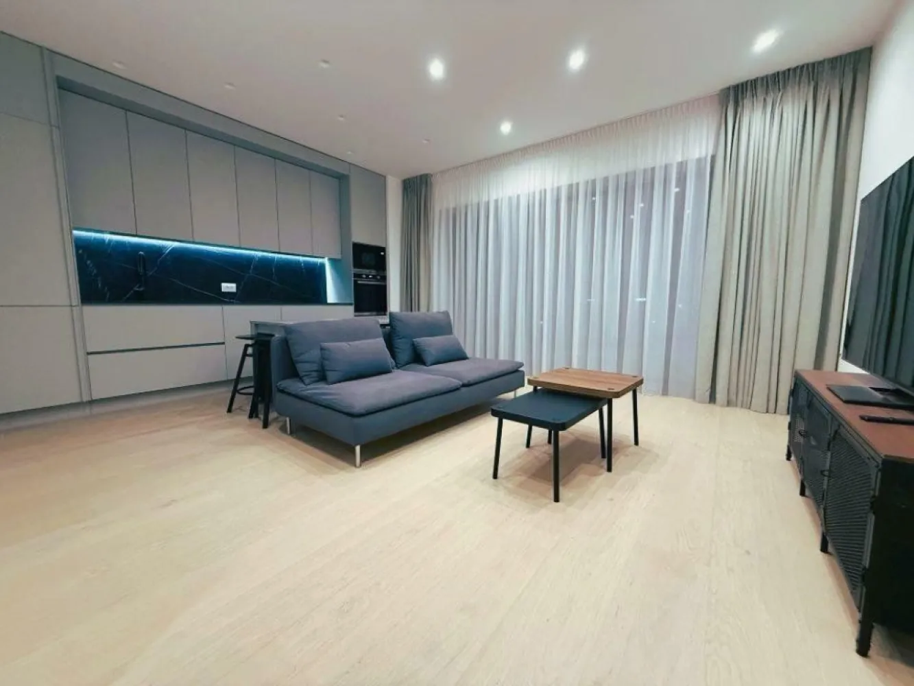 BRASADAS închiriază ap 2 cam Aviatiei et 7/10 langa metrou. - Agenția imobiliara BRASADAS închiriază apartament 2 camere în Aviatiei, aproape de clădirile de birouri de pe Pompeiu, la doar 3 minute de mers pe jos de Promenada Mall şi 5 minute de metrou. Apartamentul este la etajul 7, într-un bloc nou finalizat în 2024.Dacă ai maşină, vei aprecia că închirierea apartamentului include şi loc de parcare subteran. Ansamblul beneficiază de o curte interioară frumos amenajată peisagistic, cu barieră pentru un plus de siguranţă. De asemenea, scara clădirii dispune de recepţie şi paznic 24/7. Oferă-ţi confortul, siguranţa şi accesibilitatea de care ai nevoie! Nu rata această oportunitate!
Pentru mai multe oferte accesați www.brasadas.com.