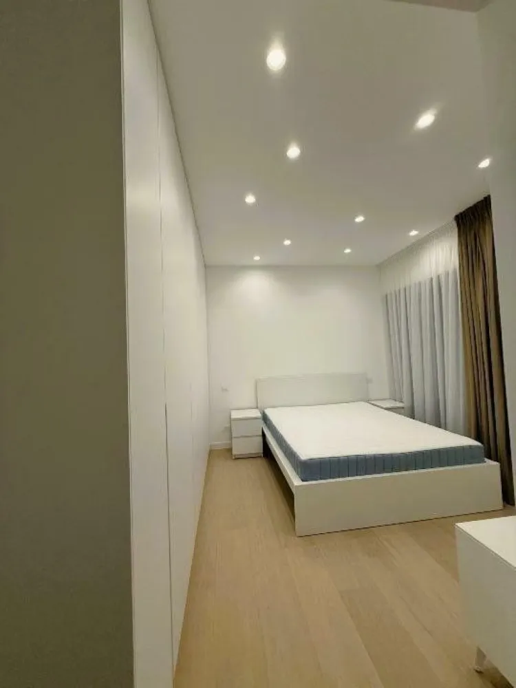 BRASADAS închiriază ap 2 cam Aviatiei et 7/10 langa metrou. - Agenția imobiliara BRASADAS închiriază apartament 2 camere în Aviatiei, aproape de clădirile de birouri de pe Pompeiu, la doar 3 minute de mers pe jos de Promenada Mall şi 5 minute de metrou. Apartamentul este la etajul 7, într-un bloc nou finalizat în 2024.Dacă ai maşină, vei aprecia că închirierea apartamentului include şi loc de parcare subteran. Ansamblul beneficiază de o curte interioară frumos amenajată peisagistic, cu barieră pentru un plus de siguranţă. De asemenea, scara clădirii dispune de recepţie şi paznic 24/7. Oferă-ţi confortul, siguranţa şi accesibilitatea de care ai nevoie! Nu rata această oportunitate!
Pentru mai multe oferte accesați www.brasadas.com.