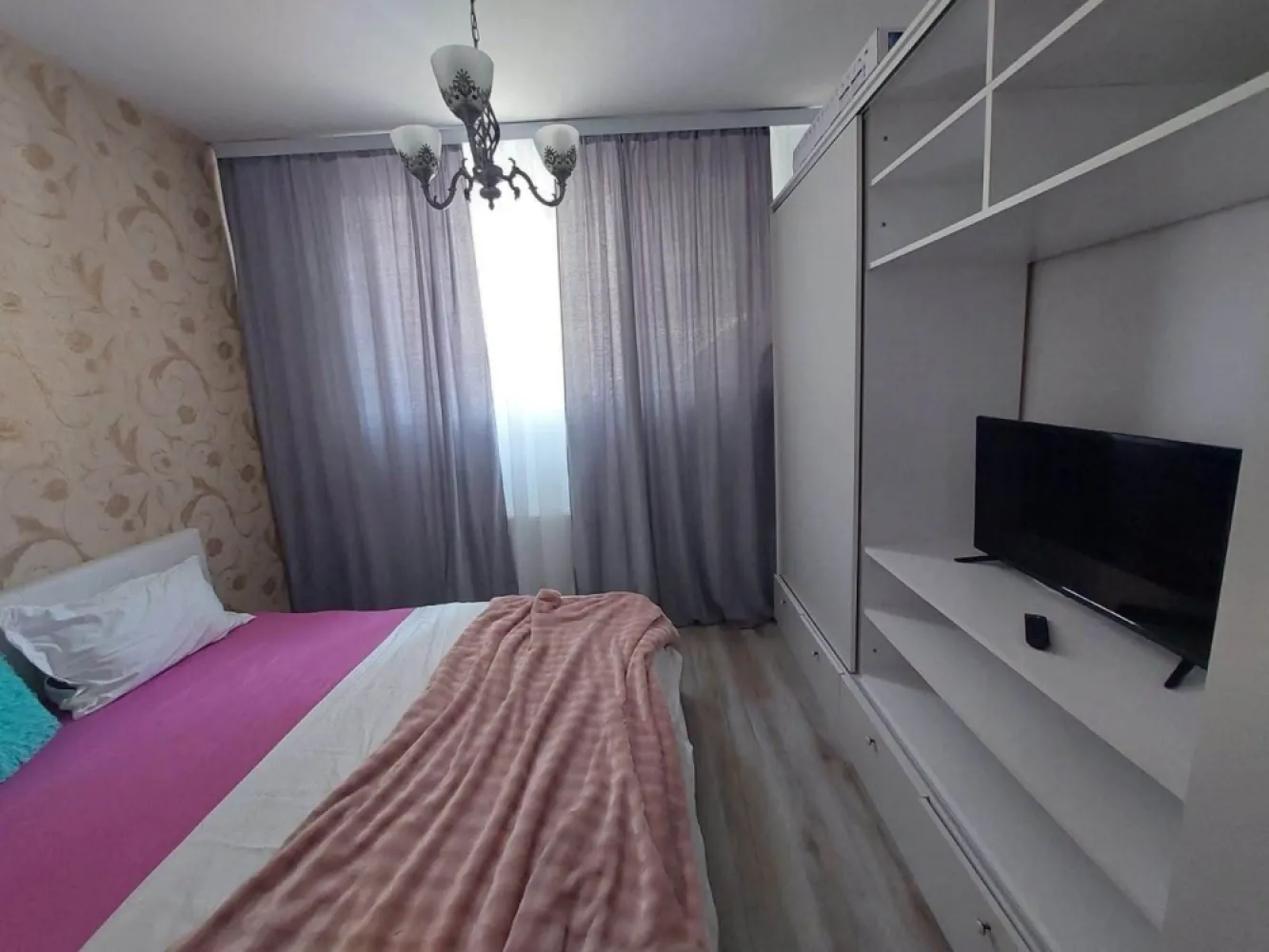 BRASADAS închiriază ap 2 cam la DEMISOL în CONFORT URBAN. - Agenția imobiliara BRASADAS închiriază apartament cu 2camere decomandat la DEMISOL 50mp,aer condiționat ,complet utilat,,sector 5 URBAN CONFORT cu loc de parcare inclus.
Blocul este finalizat la sfarsitul anului 2013, este monitorizat video interior-exterior, dispune de interfon, STB la 1 minut distanță, 117-acces spre Piața Unirii, 220, 139, 32, supermarket-uri în incinta complexului, Careffour, Lidl, Mega-Image, La Doi Pași, Pepco, Coral, farmacii, restaurante, fast-food-uri, parcuri si locuri de joacă.
Pentru mai multe oferte accesați www.brasadas.com.