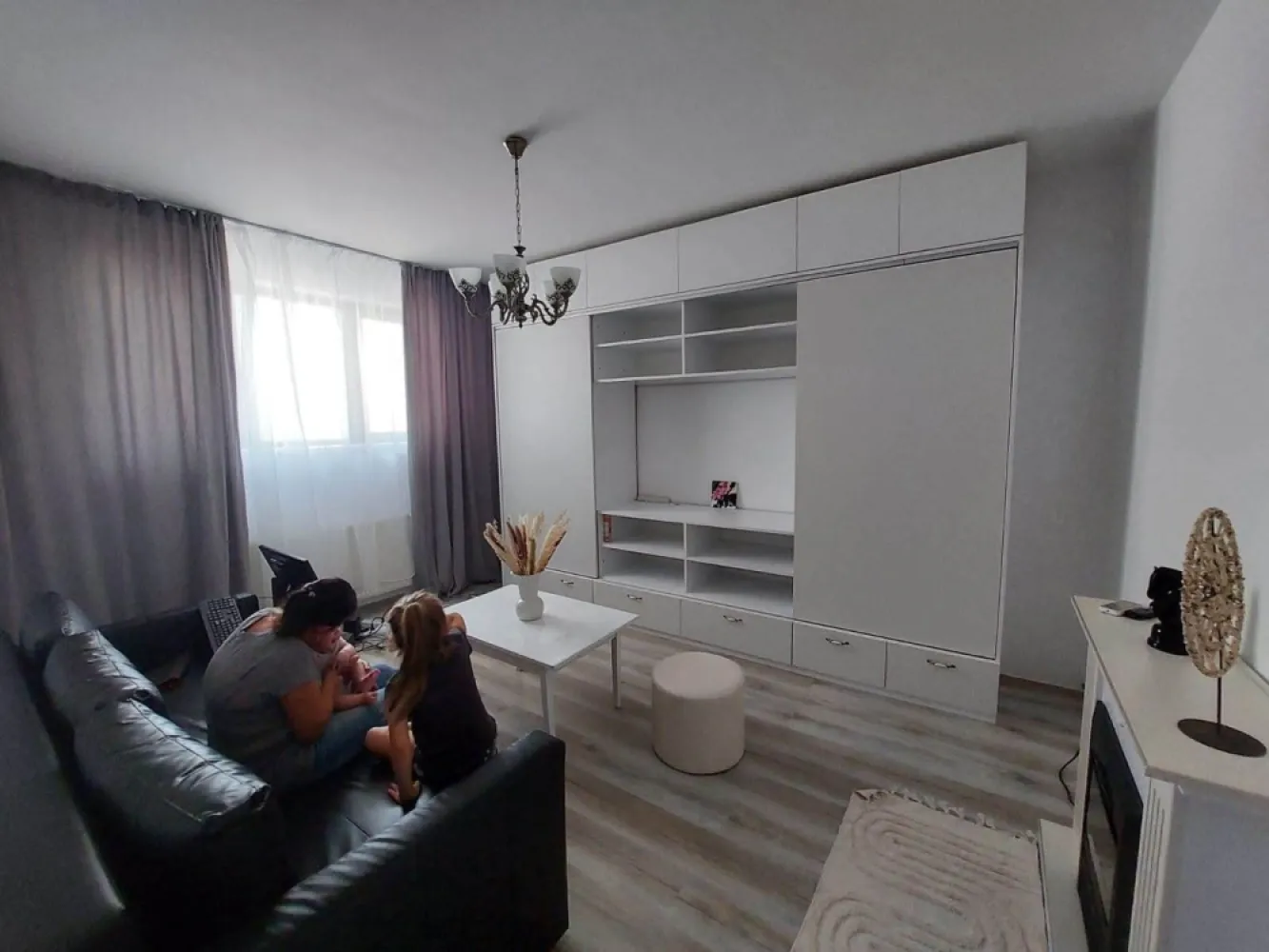 BRASADAS închiriază ap 2 cam la DEMISOL în CONFORT URBAN. - Agenția imobiliara BRASADAS închiriază apartament cu 2camere decomandat la DEMISOL 50mp,aer condiționat ,complet utilat,,sector 5 URBAN CONFORT cu loc de parcare inclus.
Blocul este finalizat la sfarsitul anului 2013, este monitorizat video interior-exterior, dispune de interfon, STB la 1 minut distanță, 117-acces spre Piața Unirii, 220, 139, 32, supermarket-uri în incinta complexului, Careffour, Lidl, Mega-Image, La Doi Pași, Pepco, Coral, farmacii, restaurante, fast-food-uri, parcuri si locuri de joacă.
Pentru mai multe oferte accesați www.brasadas.com.