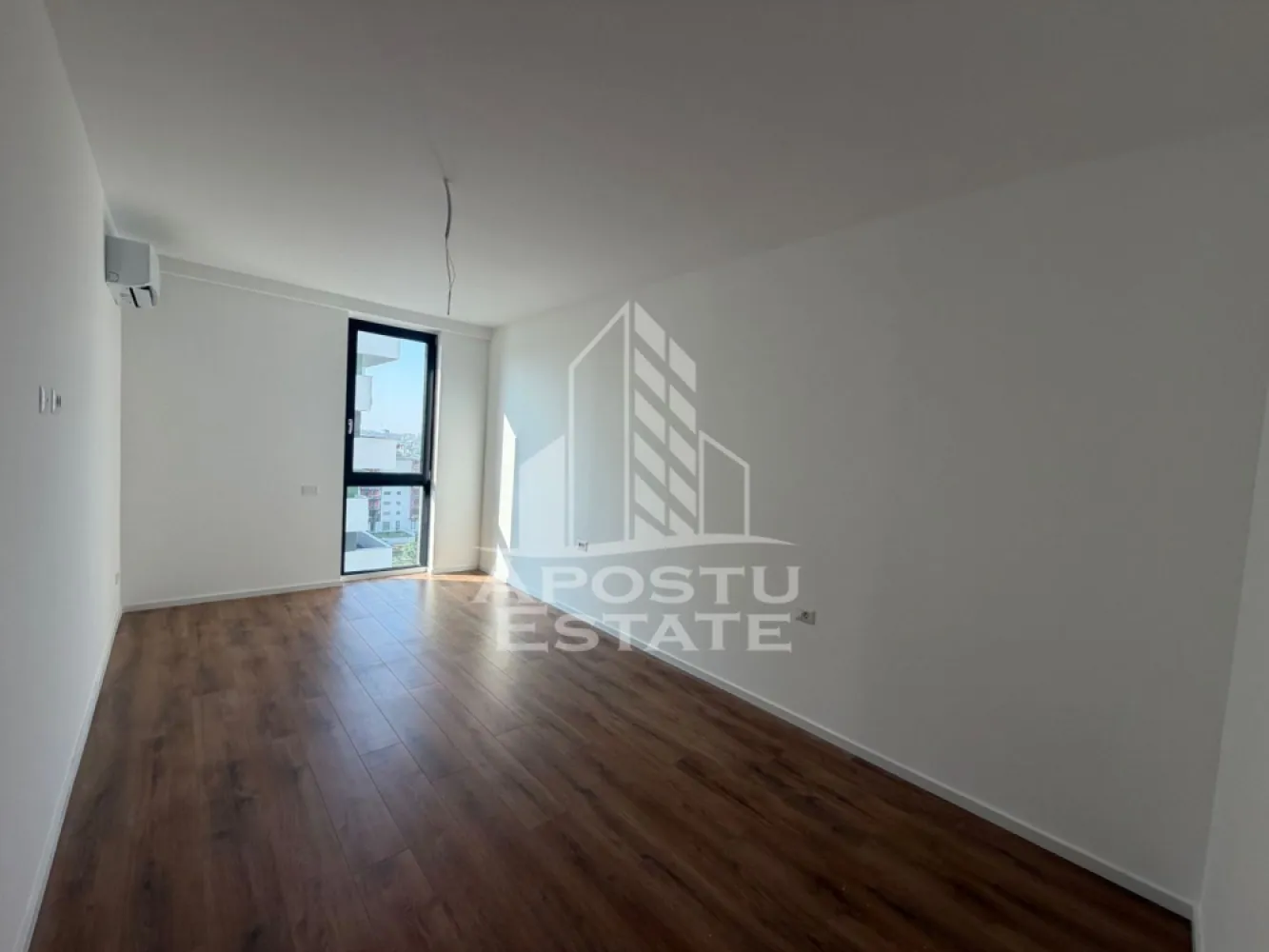 Apartament cu 2 camere de vanzare,Ateneo, Calea Torontalului,Timisoara - ro] Agenția imobiliara Apostu Estate va propune spre vânzare un apartament nou cu 2 camere ,situat în zona Calea Torontalului , una dintre cele mai căutate zone din Timisoara . Ideal atât pentru locuința proprie , cat si pentru investiție

Imobilul este amplasat la etajul 9 din 11 cu o priveliște frumoasa și beneficiază de o suprafață utila de 54,5 mp si un balcon mare de 11 mp 

Compartimentare :
-Living open space cu bucataria
-Dormitor 
-Baie cu cada
-Balcon deschis 

Blocul este izolat fonic cu tehnologie certificata italiana , încălzirea se face prin pardoseala , având aer condiționat in fiecare camera .

Apartamentul se vinde nemobilat 

Beneficii suplimentare :
- Compartimentare moderna și funcțională
- Zona excelenta pentru locuit sau investiție
-Loc de parcare suprateran inclus in pret

Vecinătăți :
-Lidl 
-Decathlon
-Auchan 
-Facultatea de medicina veterinara 
-Mijloace de transport in comun

Pret : 132.000 EURO + TVA 

Pentru mai multe detalii si programarea unei vizionari , va stam cu drag la dispoziție .

Agenția imobiliara Apostu Estate vă oferă consultanta bancara gratuita prin intermediul colaboratorilor noștri pentru alegerea celui mai potrivit tip de credit , astfel încât tu să devii noul proprietar al acestui apartament
ID INTERN: CP3187060