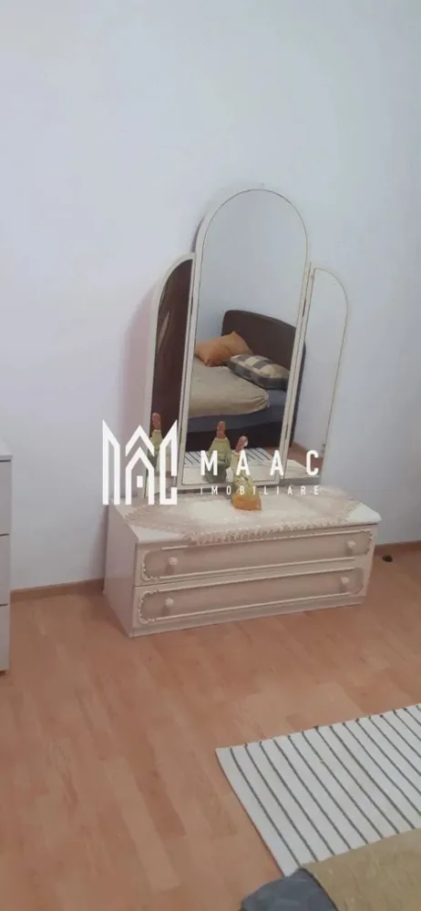 Apartament 3 camere decomandat | Vasile Aaron, Sibiu | 74 mp, finisat modern - Apartament cu 3 camere decomandat de închiriat în Sibiu, zona Vasile Aaron, cu 74 mp utili, etaj 3 din 4, finisaje moderne și mobilare completă.

Detalii proprietate:
• Suprafață utilă: 74 mp, suprafață construită: 88,8 mp
• Compartimentare: 3 camere, 2 dormitoare, 1 bucătărie, 1 baie
• Etaj 3 din 4, apartament într-un imobil finalizat
• An construcție: 1975, structură din cărămidă
• Stare interioară: finisat modern
• Centrală termică proprie și geamuri termopan
• Se predă complet mobilat, cu mașină de spălat rufe, uscător de rufe și mobilier clasic
• Se caută chiriași pe termen lung
• Nu se acceptă animale de companie și nu se acceptă fumători
• Garanție în cuantumul unei chirii lunare

Proprietatea este amplasată în zona Vasile Aaron, cu acces rapid către stații de autobuz, supermarketuri, centre comerciale, școli și grădinițe.

Pentru detalii suplimentare și programarea unei vizionări, contactați echipa MAAC Imobiliare și menționați Cod anunț CP3099619.