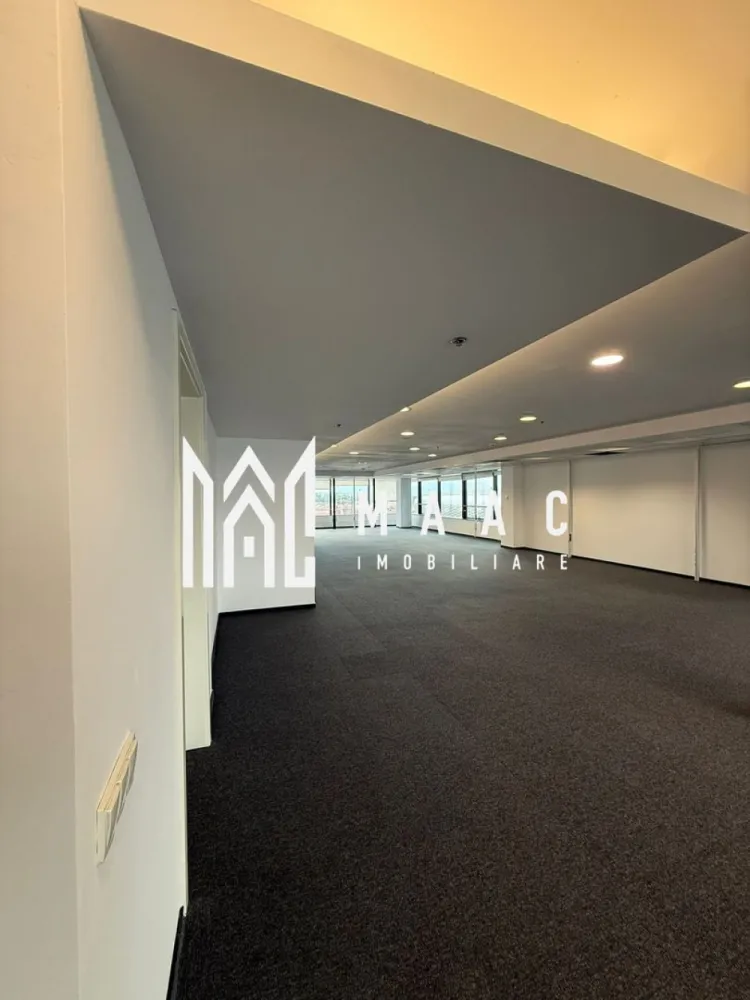 Spațiu birouri 510 mp open space | Calea Dumbrăvii, Sibiu | Clasa A, 2011 - Spațiu de birouri open space de 510 mp utili, situat în zona Calea Dumbrăvii din Sibiu, într-o clădire dedicată activităților profesionale, potrivit pentru companii și echipe care caută un sediu reprezentativ.

Detalii proprietate:
• Suprafață utilă: 510 mp
• Configurare: open space
• Clasă birouri: A
• Clădire construită în 2011, destinată exclusiv activităților profesionale și de birouri
• Posibilitate de închiriere mobilată, în funcție de disponibilitate
• HVAC cu aport de aer proaspăt
• Sistem BMS, alarmă incendiu și CCTV
• 8 lifturi, dintre care 4 panoramice și 4 interioare
• Acces 24/7, pază permanentă și generator electric
• Internet și telefonie prin multipli furnizori
• Sală de conferințe și spațiu de servire a mesei în clădire
• Grupuri sanitare disponibile pe fiecare etaj

Zona Calea Dumbrăvii oferă acces facil către zonele importante ale orașului, iar stația de autobuz este chiar în fața imobilului. În cadrul clădirii există și parcare exterioară pentru vizitatori, respectiv posibilitate de alocare a locurilor de parcare în limita disponibilității. Contractele pot fi stabilite pe termen mediu sau lung, cu opțiune de extindere a suprafeței în funcție de necesitățile activității.

Pentru detalii suplimentare și programarea unei vizionări, contactați echipa MAAC Imobiliare și menționați Cod anunț CP3115411.