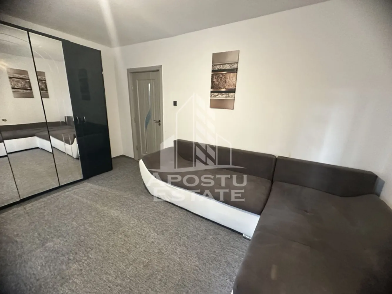 Apartament cu 1 camera, de vanzare, zona Calea Sagului, Timisoara - Agentia imobiliara APOSTU ESTATE va propune spre vanzare un apartament cu 1 camera, in zona Calea Sagului din Timisoara, judetul Timis, o zona apreciata pentru accesul facil catre mijloacele de transport, centre comerciale si numeroase puncte de interes.    

Locuinta are o suprafata utila de 31 mp

.    Compartimentare eficienta:    
-Hol de acces  
-Bucatarie inchisa, mobilata si utilata.
  -Camera de zi cu canapea extensibila.  
-Baie dotata cu cada.
-Balcon inchis.

.    Dotari si beneficii:
    -Incalzire prin termoficare.  
-Se vinde complet mobilat si utilat.  -
Geamuri termopan.  
-Usa metalica la intrare.  
-Disponibil imediat.    

Pozitie excelenta:    

-acces rapid catre mijloacele de transport in comun  -in apropiere de magazine, farmacii, banci, liceu, gradinita si alte facilitati  

-conexiune facila catre principalele artere ale orasului  

-Apartamentul este ideal atat pentru locuinta proprie, cat si pentru investitie, datorita amplasarii avantajoase si a costurilor reduse de exploatare.    

Pretul este negociabil.

    Agentia imobiliara Apostu Estate va ofera consultanta bancara gratuita prin intermediul colaboratorilor nostri pentru alegerea celui mai potrivit tip de credit, astfel incat tu sa devi noul proprietar al acestei proprietati.

    Va asteptam cu drag la o vizionare!   ID intern: CP3187174
