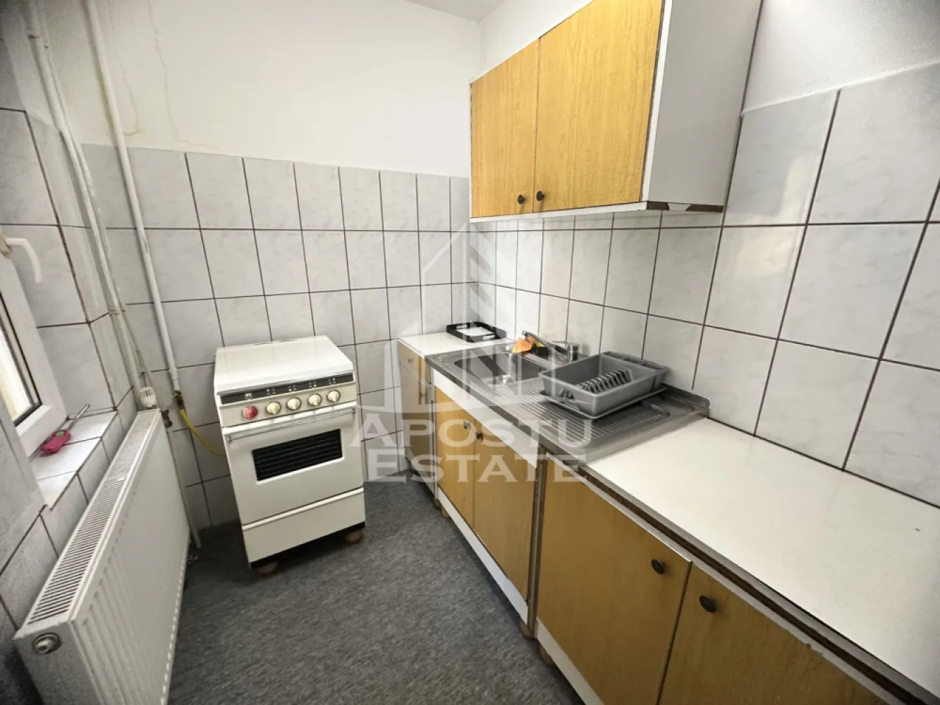 Apartament cu 1 camera, de vanzare, zona Calea Sagului, Timisoara - Agentia imobiliara APOSTU ESTATE va propune spre vanzare un apartament cu 1 camera, in zona Calea Sagului din Timisoara, judetul Timis, o zona apreciata pentru accesul facil catre mijloacele de transport, centre comerciale si numeroase puncte de interes.    

Locuinta are o suprafata utila de 31 mp

.    Compartimentare eficienta:    
-Hol de acces  
-Bucatarie inchisa, mobilata si utilata.
  -Camera de zi cu canapea extensibila.  
-Baie dotata cu cada.
-Balcon inchis.

.    Dotari si beneficii:
    -Incalzire prin termoficare.  
-Se vinde complet mobilat si utilat.  -
Geamuri termopan.  
-Usa metalica la intrare.  
-Disponibil imediat.    

Pozitie excelenta:    

-acces rapid catre mijloacele de transport in comun  -in apropiere de magazine, farmacii, banci, liceu, gradinita si alte facilitati  

-conexiune facila catre principalele artere ale orasului  

-Apartamentul este ideal atat pentru locuinta proprie, cat si pentru investitie, datorita amplasarii avantajoase si a costurilor reduse de exploatare.    

Pretul este negociabil.

    Agentia imobiliara Apostu Estate va ofera consultanta bancara gratuita prin intermediul colaboratorilor nostri pentru alegerea celui mai potrivit tip de credit, astfel incat tu sa devi noul proprietar al acestei proprietati.

    Va asteptam cu drag la o vizionare!   ID intern: CP3187174