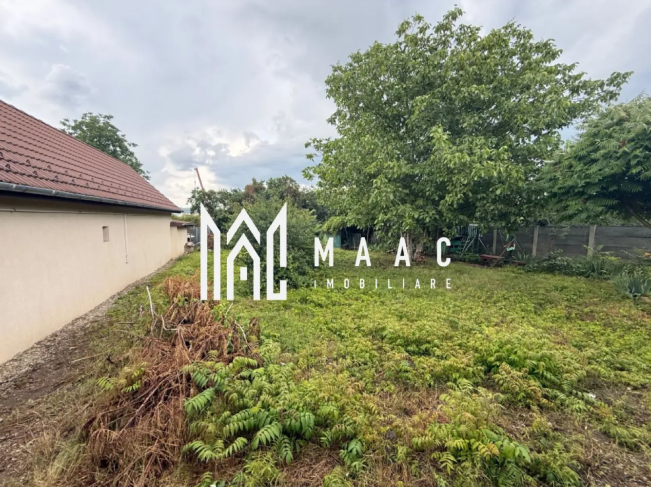 Teren intravilan 572 mp | Trei Stejari, Sibiu | front 19 m, utilități - Teren intravilan de 572 mp situat pe Strada Triajului, în zona Trei Stejari din Sibiu, cu front stradal de 19 m și utilități la poartă, potrivit pentru construire.

Detalii proprietate:
• Suprafață teren: 572 mp
• Clasificare: teren intravilan pentru construcții
• Front stradal: 19 m
• Utilități la poartă: apă, canalizare, curent electric și gaz natural
• Acces facil către oraș și către principalele puncte de interes

Proprietatea este amplasată în apropierea zonei Trei Stejari, într-o zonă liniștită și într-un cartier aflat în continuă dezvoltare. Poziționarea oferă acces facil către principalele puncte de interes ale orașului.

Pentru mai multe detalii sau pentru programarea unei vizionări, contactați echipa MAAC Imobiliare. Cod anunț CP3179832.
