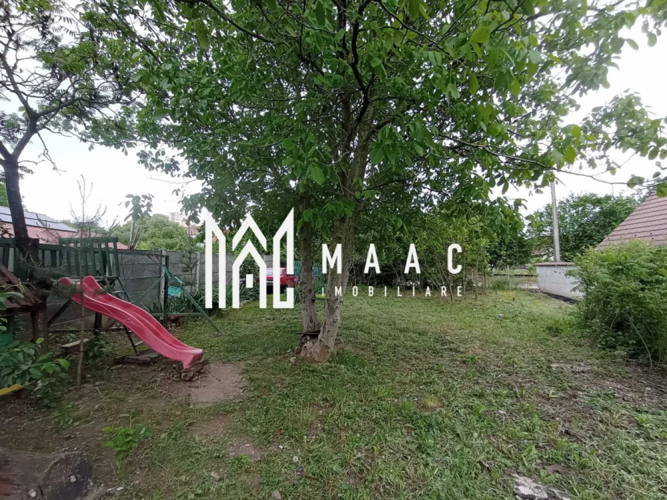 Teren intravilan 572 mp | Trei Stejari, Sibiu | front 19 m, utilități - Teren intravilan de 572 mp situat pe Strada Triajului, în zona Trei Stejari din Sibiu, cu front stradal de 19 m și utilități la poartă, potrivit pentru construire.

Detalii proprietate:
• Suprafață teren: 572 mp
• Clasificare: teren intravilan pentru construcții
• Front stradal: 19 m
• Utilități la poartă: apă, canalizare, curent electric și gaz natural
• Acces facil către oraș și către principalele puncte de interes

Proprietatea este amplasată în apropierea zonei Trei Stejari, într-o zonă liniștită și într-un cartier aflat în continuă dezvoltare. Poziționarea oferă acces facil către principalele puncte de interes ale orașului.

Pentru mai multe detalii sau pentru programarea unei vizionări, contactați echipa MAAC Imobiliare. Cod anunț CP3179832.