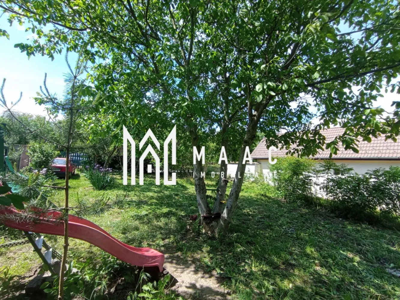 Teren intravilan 572 mp | Trei Stejari, Sibiu | front 19 m, utilități - Teren intravilan de 572 mp situat pe Strada Triajului, în zona Trei Stejari din Sibiu, cu front stradal de 19 m și utilități la poartă, potrivit pentru construire.

Detalii proprietate:
• Suprafață teren: 572 mp
• Clasificare: teren intravilan pentru construcții
• Front stradal: 19 m
• Utilități la poartă: apă, canalizare, curent electric și gaz natural
• Acces facil către oraș și către principalele puncte de interes

Proprietatea este amplasată în apropierea zonei Trei Stejari, într-o zonă liniștită și într-un cartier aflat în continuă dezvoltare. Poziționarea oferă acces facil către principalele puncte de interes ale orașului.

Pentru mai multe detalii sau pentru programarea unei vizionări, contactați echipa MAAC Imobiliare. Cod anunț CP3179832.