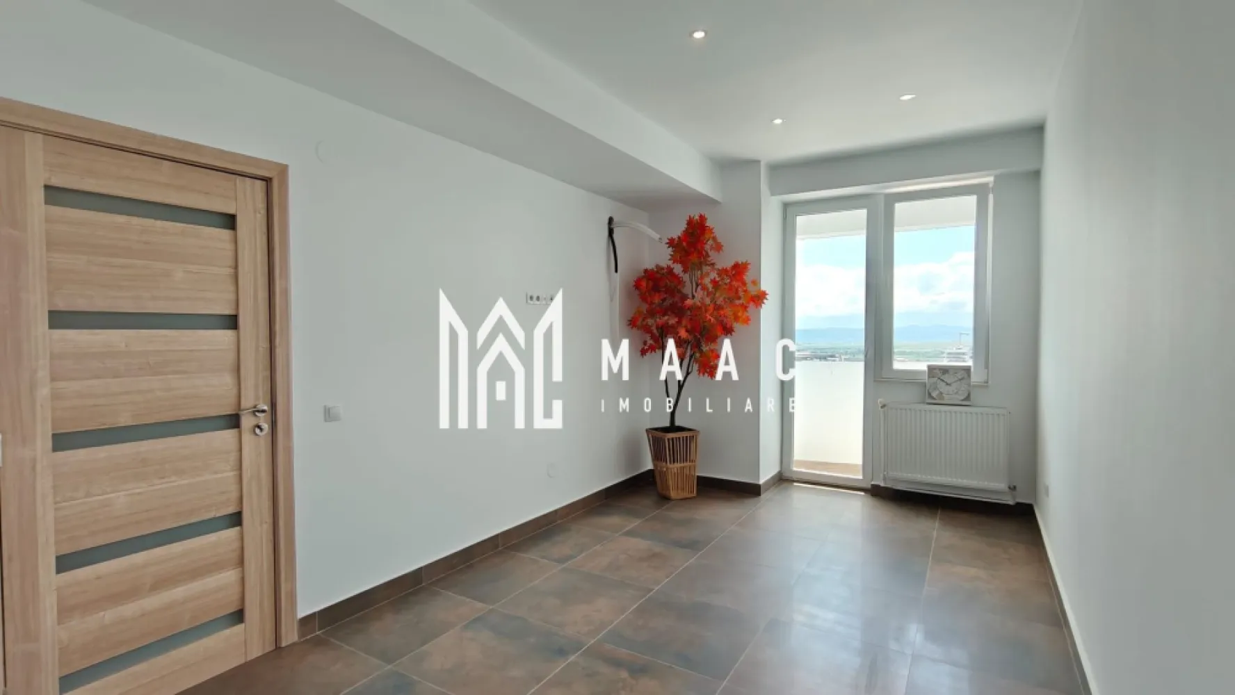 Apartament 2 camere I 43 mp utili I Lift I Parcare I Hipodrom - MAAC Imobiliare propune spre vânzare un apartament cu 2 camere, situat la etajul 16 al unui bloc nou, amplasat în apropierea bulevardului Mihai Viteazu, una dintre cele mai accesibile și căutate zone din Sibiu.

 Caracteristici ale apartamentului
Suprafață utilă: 51 mp

Compartimentare decomandată:
baie
dormitor
hol
bucătărie
living
balcon
Loc de parcare personal inclus

 Stare și dotări
apartament renovat recent, pregătit pentru personalizare
se vinde nemobilat
centrală termică proprie
geamuri termopan
izolație exterioară
instalații finalizate, inclusiv pregătire pentru aer condiționat
baie complet mobilată și utilată
ușă metalică la intrare

 Avantaje suplimentare
vedere panoramică asupra orașului
poziționare la etaj superior, cu lumină naturală excelentă
bloc nou, cu acces facil la magazine, transport public, zone comerciale și servicii
ideal atât pentru locuire, cât și pentru investiție.

 Situație juridică
liber de sarcini, fără litigii
se poate achiziționa prin credit bancar

Pentru mai multe detalii, contactați MAAC Imobiliare și menționați ID CP3181450.