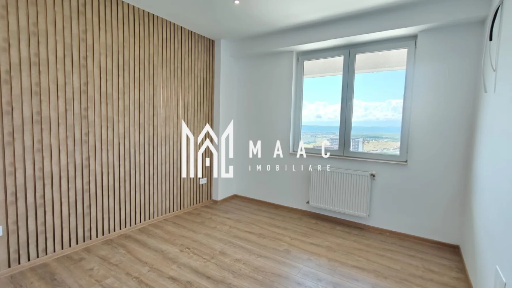 Apartament 2 camere I 43 mp utili I Lift I Parcare I Hipodrom - MAAC Imobiliare propune spre vânzare un apartament cu 2 camere, situat la etajul 16 al unui bloc nou, amplasat în apropierea bulevardului Mihai Viteazu, una dintre cele mai accesibile și căutate zone din Sibiu.

 Caracteristici ale apartamentului
Suprafață utilă: 51 mp

Compartimentare decomandată:
baie
dormitor
hol
bucătărie
living
balcon
Loc de parcare personal inclus

 Stare și dotări
apartament renovat recent, pregătit pentru personalizare
se vinde nemobilat
centrală termică proprie
geamuri termopan
izolație exterioară
instalații finalizate, inclusiv pregătire pentru aer condiționat
baie complet mobilată și utilată
ușă metalică la intrare

 Avantaje suplimentare
vedere panoramică asupra orașului
poziționare la etaj superior, cu lumină naturală excelentă
bloc nou, cu acces facil la magazine, transport public, zone comerciale și servicii
ideal atât pentru locuire, cât și pentru investiție.

 Situație juridică
liber de sarcini, fără litigii
se poate achiziționa prin credit bancar

Pentru mai multe detalii, contactați MAAC Imobiliare și menționați ID CP3181450.