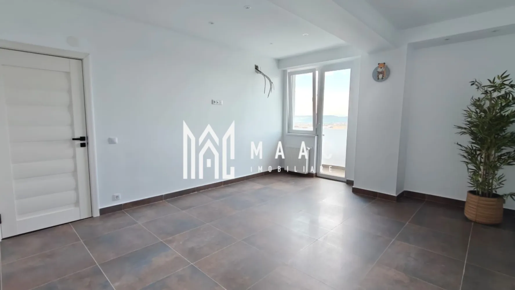 Apartament 2 camere I 51 mp utili I Lift I Parcare I Hipodrom - MAAC Imobiliare propune spre vânzare un apartament cu suprafața utilă de 51 mp, situat la etajul 14 al unui bloc amplasat lângă LIDL, pe Bulevardul Mihai Viteazu, Sibiu.

Caracteristici ale apartamentului
Suprafață utilă: 51 mp
Compartimentare: baie, dormitor, hol, bucătărie, living și balcon
Decomandat
Etaj: 14
Renovat
Instalații complete, inclusiv pregătire pentru aer condiționat
Baie mobilată și utilată

Dotări
Centrală termică proprie + calorifere
Geamuri termopan
Ușă metalică la intrare
Loc de parcare propriu în curte cu acces limitat
Apartamentul nu a fost locuit

Situație juridică
Fără sarcini, fără litigii
Se poate achiziționa și prin credit

Pentru mai multe detalii, contactați MAAC Imobiliare și menționați ID CP3181458.