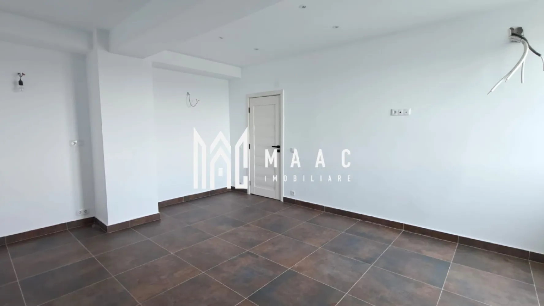 Apartament 2 camere I Etaj 13 I Lift I Parcare I Doamna Stanca - MAAC Imobiliare propune spre achiziție un apartament cu 2 camere, decomandat, situat într-un bloc cu 17 etaje din zona Doamna Stanca, una dintre cele mai dinamice zone rezidențiale din Sibiu.

Caracteristici ale apartamentului
Suprafață utilă: 51,34 mp
Balcon: 8 mp, ideal pentru relaxare sau depozitare ușoară

Compartimentare:
living
dormitor
bucătărie închisă
baie
balcon
Loc de parcare cu acces privat

Stare și dotări
apartament renovat, pregătit pentru personalizare
nemobilat, oferind libertate totală de amenajare
instalație pentru aer condiționat pregătită
baie mobilată și utilat
lift în imobil
poziționare la etaj superior, cu lumină naturală excelentă

Avantaje suplimentare
vedere panoramică asupra zonei
acces rapid la magazine, transport public, centre comerciale și facilități urbane
bloc cu regim înalt, ideal pentru cei care apreciază liniștea și priveliștile deschise

Pentru mai multe detalii, contactați MAAC Imobiliare și menționați ID CP3181464.