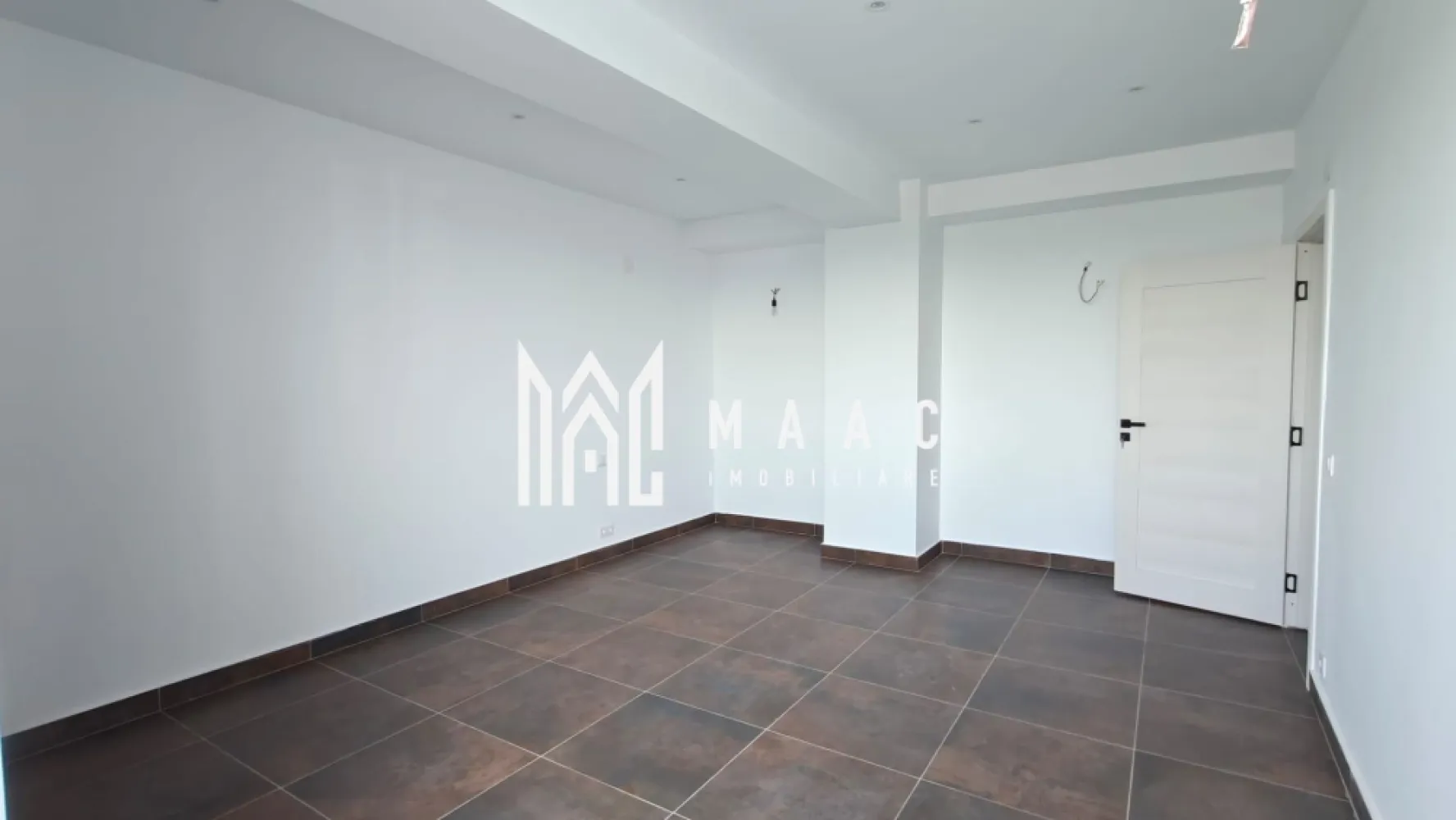 Apartament 2 camere I Etaj 13 I Lift I Parcare I Doamna Stanca - MAAC Imobiliare propune spre achiziție un apartament cu 2 camere, decomandat, situat într-un bloc cu 17 etaje din zona Doamna Stanca, una dintre cele mai dinamice zone rezidențiale din Sibiu.

Caracteristici ale apartamentului
Suprafață utilă: 51,34 mp
Balcon: 8 mp, ideal pentru relaxare sau depozitare ușoară

Compartimentare:
living
dormitor
bucătărie închisă
baie
balcon
Loc de parcare cu acces privat

Stare și dotări
apartament renovat, pregătit pentru personalizare
nemobilat, oferind libertate totală de amenajare
instalație pentru aer condiționat pregătită
baie mobilată și utilat
lift în imobil
poziționare la etaj superior, cu lumină naturală excelentă

Avantaje suplimentare
vedere panoramică asupra zonei
acces rapid la magazine, transport public, centre comerciale și facilități urbane
bloc cu regim înalt, ideal pentru cei care apreciază liniștea și priveliștile deschise

Pentru mai multe detalii, contactați MAAC Imobiliare și menționați ID CP3181464.