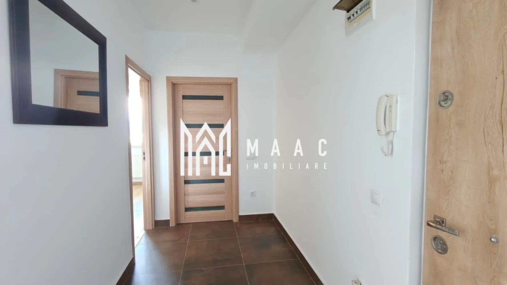 Garsonieră decomandată I 32 mp utili I lift I Mihai Viteazu - MAAC Imobiliare propune spre achiziție o garsonieră decomandată, cu suprafața utilă de 32 mp, situată într-un bloc cu 17 etaje, în imediata apropiere a magazinului LIDL de pe Bulevardul Mihai Viteazu, Sibiu.

 Caracteristici ale garsonierei
Suprafață utilă: 32 mp

Compartimentare decomandată:
dormitor
living + bucătărie
baie
hol de acces
Loc de parcare privat inclus

 Stare și dotări
recent finisată, nelocuită
se vinde nemobilată, ideală pentru personalizare
baie finalizată, mobilată și utilată
instalații noi, inclusiv pregătire pentru aer condiționat
finisaje moderne, gata pentru amenajare

 Avantaje suplimentare
priveliste panoramică datorită poziționării în blocul înalt

 Zonă foarte accesibilă, aproape de:
magazine
transport public
centre comerciale
zone de interes urban

Potrivită atât pentru locuire, cât și pentru investiție (închiriere ușoară datorită zonei).

Pentru mai multe detalii, contactați MAAC Imobiliare și menționați ID CP3181470.