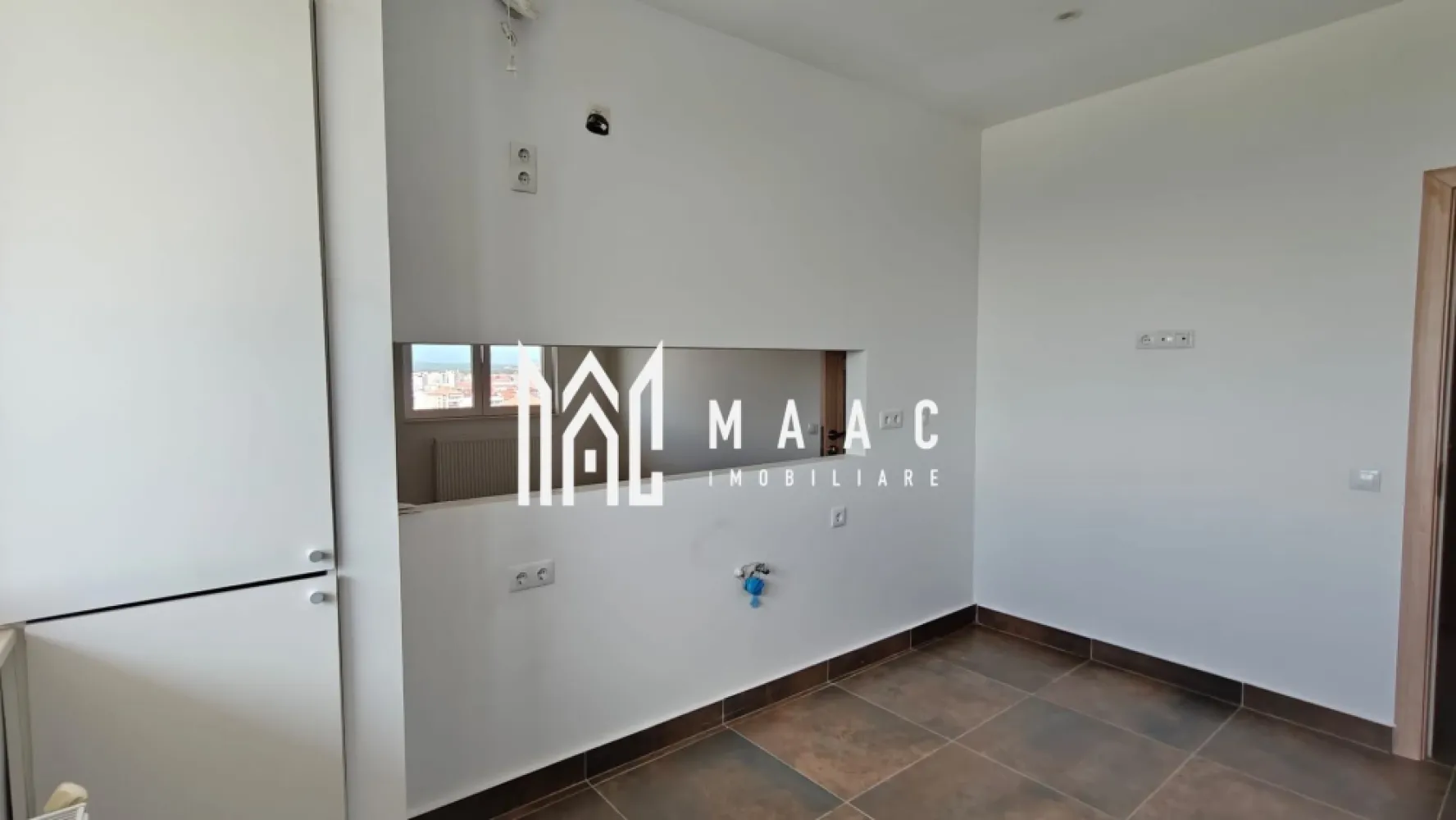 Garsonieră decomandată I 32 mp utili I lift I Mihai Viteazu - MAAC Imobiliare propune spre achiziție o garsonieră decomandată, cu suprafața utilă de 32 mp, situată într-un bloc cu 17 etaje, în imediata apropiere a magazinului LIDL de pe Bulevardul Mihai Viteazu, Sibiu.

 Caracteristici ale garsonierei
Suprafață utilă: 32 mp

Compartimentare decomandată:
dormitor
living + bucătărie
baie
hol de acces
Loc de parcare privat inclus

 Stare și dotări
recent finisată, nelocuită
se vinde nemobilată, ideală pentru personalizare
baie finalizată, mobilată și utilată
instalații noi, inclusiv pregătire pentru aer condiționat
finisaje moderne, gata pentru amenajare

 Avantaje suplimentare
priveliste panoramică datorită poziționării în blocul înalt

 Zonă foarte accesibilă, aproape de:
magazine
transport public
centre comerciale
zone de interes urban

Potrivită atât pentru locuire, cât și pentru investiție (închiriere ușoară datorită zonei).

Pentru mai multe detalii, contactați MAAC Imobiliare și menționați ID CP3181470.