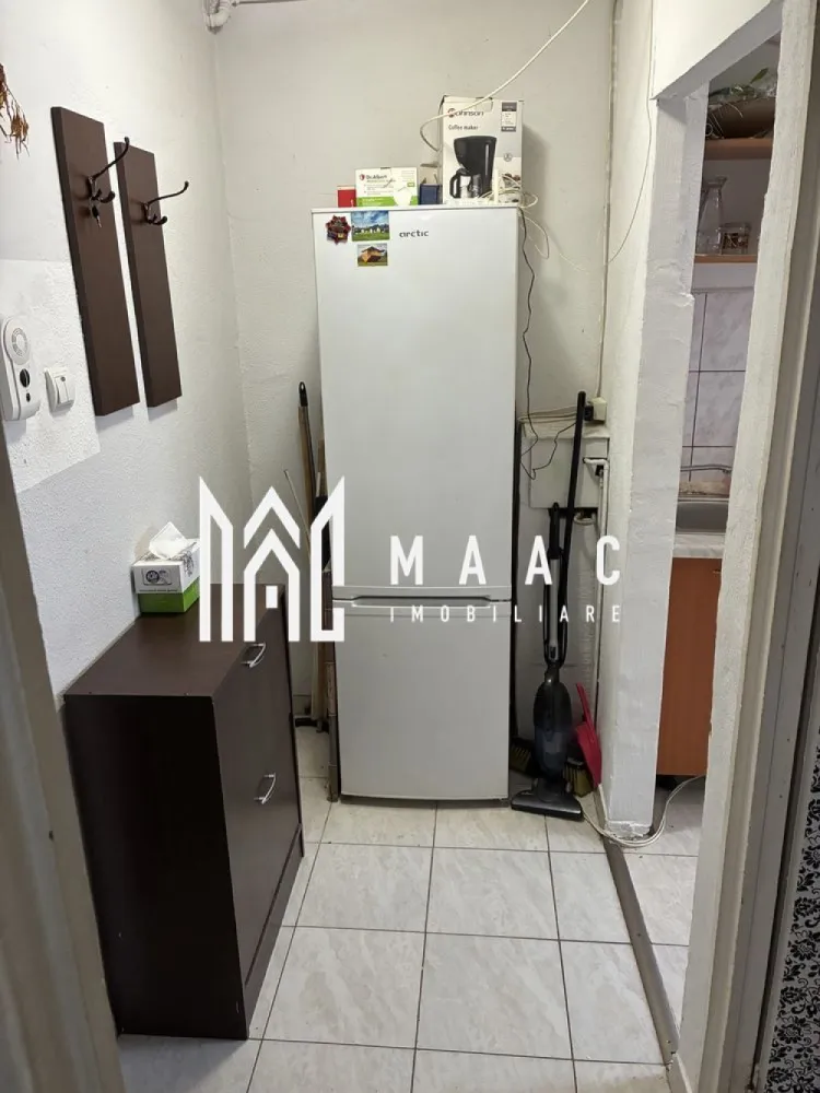 Garsonieră decomandată | Ștrand, Sibiu | 28 mp, mobilată, utilată - Garsonieră decomandată în cartierul Ștrand din Sibiu, cu 28 mp utili și bucătărie separată, disponibilă pentru închiriere începând cu 1 iulie.

Detalii proprietate:
• Suprafață utilă: 28 mp
• Compartimentare: decomandată
• Etaj: 4
• An construcție: 1980
• Structură clădire: cărămidă
• Bucătărie complet separată
• Complet mobilată și utilată
• Dotări incluse: aragaz, frigider, cuptor cu microunde și televizor
• Baie prevăzută cu cadă
• Proprietate finalizată

Zonă și acces:
Imobilul este situat într-o zonă liniștită și accesibilă din cartierul Ștrand. În apropiere se află zone verzi și parcuri, stații ale mijloacelor de transport în comun, magazine alimentare, supermarketuri, farmacii, unități bancare și de învățământ.

Disponibilă pentru închiriere începând cu 1 iulie. Pentru mai multe informații sau pentru a programa o vizionare, contactați echipa MAAC Imobiliare și menționați codul anunț CP3187121.