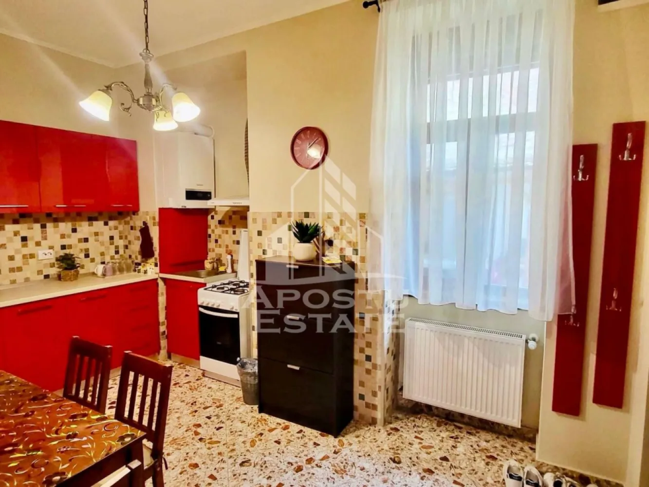 Apartament 1 camera de vânzare, zona Traian, Timisoara - Agentia imobiliara APOSTU ESTATE va propune spre vanzare un apartament cu 1 camera, renovat, situat la parterul unei curti comune, situat in zona Traian/Fabric din Timisoara, judetul Timis.
In curtea comuna regăsim 6 apartamente.
Apartamentul este amplasat la parterul unui imobil construit intre 1880-1900 si are o suprafata utila de 39 mp.
Confortul termic se realizeaza prin intermediul centralei proprii pe gaz cu sistem de incalzire prin calorifere.
Apartamentul este compartimentat astfel:

-bucatarie inchisa

-dormitor

-baie cu cabina de dus si geam de aerisire

Proprietatea se vinde cum se vede in poze si este o varianta ideala pentru familii, cuplu sau investitie.

Vecinatati: Piata Traian la 6 min de mers pe jos , mijloace de transport in comun,magazine,banci,farmacii la 6 min de mers pe jos, Iulius Mall la 11 min cu masina, Piata Unirii la 11 min cu masina, Fabrica de Bere la 4 min de mers pe jos, Facultatea de Medicina la 20 min de mers pe jos, Complexul Studentesc la 15 min de mers pe jos.

Agentia imobiliara Apostu Estate va ofera consultanta bancara gratuita prin intermediul colaboratorilor nostri pentru alegerea celui mai potrivit tip de credit, astfel incat tu sa devi noul proprietar al acestui apartament.

Va asteptam cu drag la o vizionare!
Id intern:CP3186208