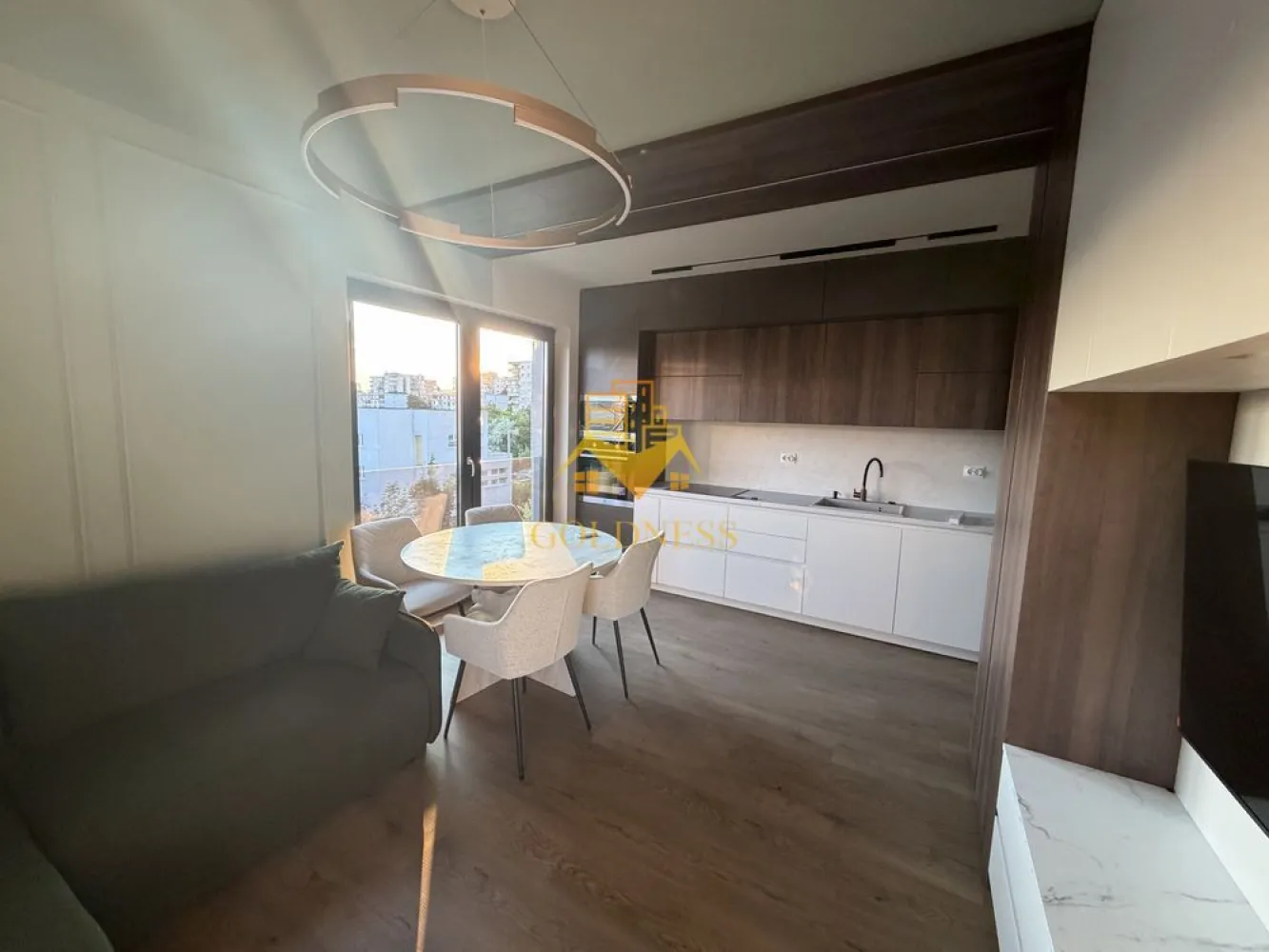 2 camere, Intre Lacuri, Iulius Mall, FSEGA, Prima Închiriere, Parcare - GOLDNESS Imobiliare vă propune spre închiriere un apartament cu 2 camere complet mobilat și utilat, la etajul 2 într-un imobil de 5 etaje, în Cartierul Intre Lacuri.
Dispune de loc de parcare subteran.
Se află în apropierea stațiilor de transport în comun, magazine, restaurante, spații verzi, farmacii, etc. 

Apartamentul este compartimentat astfel:
 - dormitor cu pat matrimonial, dressing, noptiere
 - living cu canapea extensibilă 
 - bucătărie open space complet utilată și mobilată, loc de servit masa 
 - baie cu dus walkin, calorifer port prosop și dulap pentru depozitare.
 - terasa de 5mp.

Imobilul este dotat cu toate cele necesare- centrală proprie, frigider, aragaz, hotă, mașină de spălat haine și vase, AC etc. 

Dacă sunteți interesați de acest apartament și doriți să îl vizionați, dar și pentru alte oferte nu ezitați să ne contactați telefonic sau prin e-mail. Vă stăm la dispoziție!
Pentru intermediere se percepe un comision de 50% din prețul chiriei!