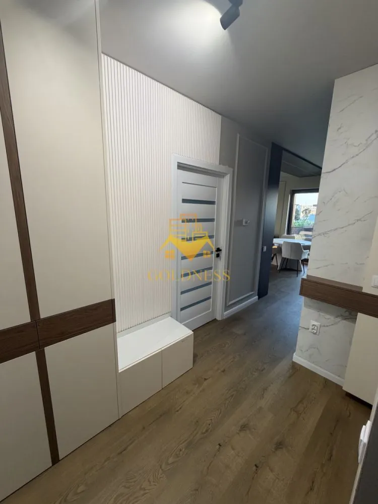 2 camere, Intre Lacuri, Iulius Mall, FSEGA, Prima Închiriere, Parcare - GOLDNESS Imobiliare vă propune spre închiriere un apartament cu 2 camere complet mobilat și utilat, la etajul 2 într-un imobil de 5 etaje, în Cartierul Intre Lacuri.
Dispune de loc de parcare subteran.
Se află în apropierea stațiilor de transport în comun, magazine, restaurante, spații verzi, farmacii, etc. 

Apartamentul este compartimentat astfel:
 - dormitor cu pat matrimonial, dressing, noptiere
 - living cu canapea extensibilă 
 - bucătărie open space complet utilată și mobilată, loc de servit masa 
 - baie cu dus walkin, calorifer port prosop și dulap pentru depozitare.
 - terasa de 5mp.

Imobilul este dotat cu toate cele necesare- centrală proprie, frigider, aragaz, hotă, mașină de spălat haine și vase, AC etc. 

Dacă sunteți interesați de acest apartament și doriți să îl vizionați, dar și pentru alte oferte nu ezitați să ne contactați telefonic sau prin e-mail. Vă stăm la dispoziție!
Pentru intermediere se percepe un comision de 50% din prețul chiriei!