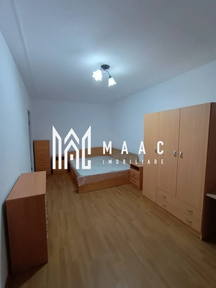 Garsonieră decomandată | Turnișor, Sibiu | 45 mp, mobilată - Garsonieră decomandată de închiriat în Turnișor, Sibiu, cu 45 mp utili, situată la etajul 3 din 4 și pregătită pentru mutare imediată.

Detalii proprietate:
• Suprafață utilă: 45 mp
• Suprafață construită: 54 mp
• Compartimentare: decomandată
• Etaj 3 din 4
• Confort 1, apartament finalizat
• Finisaje moderne
• Dormitor spațios cu pat dublu
• Bucătărie închisă, complet mobilată și utilată
• Baie modernă cu geam
• Hol de acces bine delimitat
• An construcție: 2000
• Structură din cărămidă
• Proprietatea beneficiază de 1 loc de parcare

Proprietatea este amplasată pe Strada Graului, în zona Turnișor din Sibiu, într-un imobil cu regim de înălțime P+4. Poziționarea într-o zonă rezidențială din oraș o face potrivită pentru locuire pe termen lung.

Pentru închiriere se solicită chiria în avans și o garanție echivalentă unei chirii lunare. Cod anunț CP3187213. Contactați echipa MAAC Imobiliare pentru mai multe detalii și pentru programarea unei vizionări.