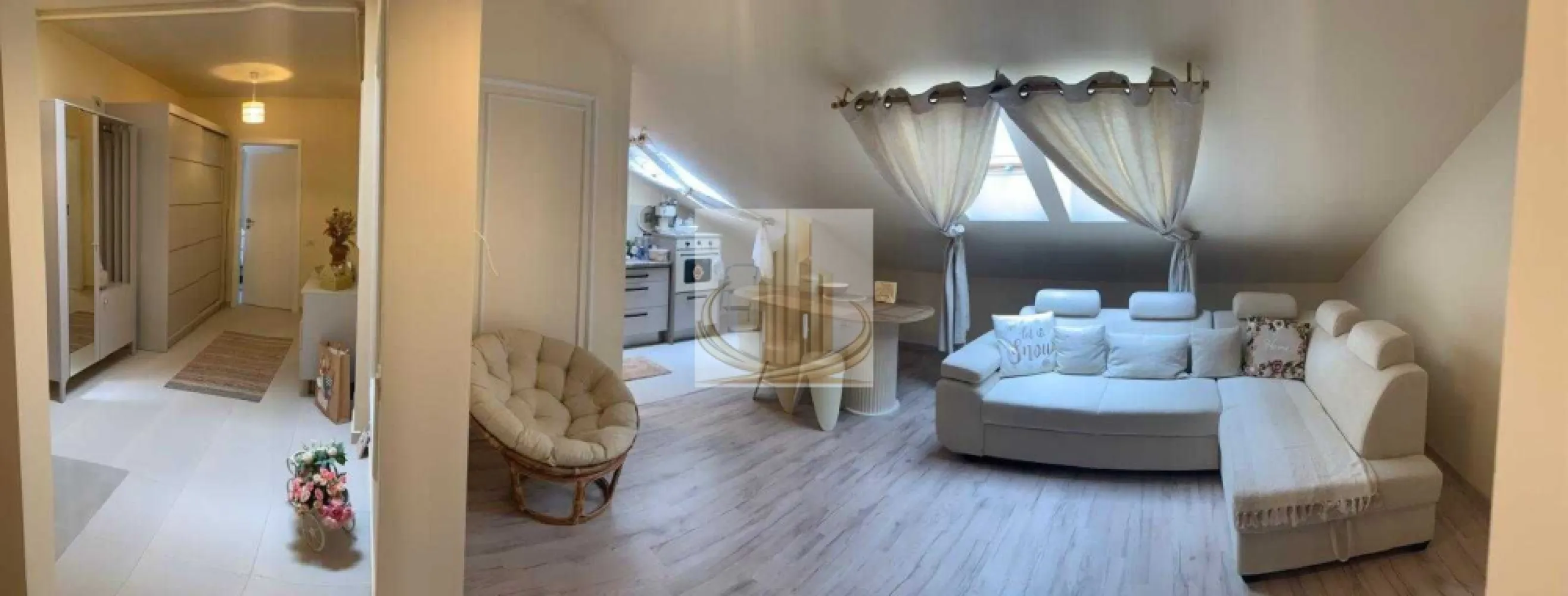 Proprietar vand apartament nou 69 mp - Grand Mobilis Imobiliare vă propune spre vânzare un apartament modern și luminos, cu o suprafață utilă de 69 mp, situat în zona Gavril Musicescu, una dintre cele mai apreciate zone rezidențiale din Timișoara.

Apartamentul este amplasat la etajul 3/3 (mansardă) al unui imobil construit în anul 2015 și beneficiază de loc de parcare propriu înscris în Cartea Funciară, un avantaj important pentru viitorii proprietari.

Poziția excelentă oferă acces rapid către principalele artere ale orașului și către numeroase puncte de interes. În imediata apropiere regăsim supermarketuri precum Lidl, Profi și Mega Image, școli și grădinițe, parcuri și spații verzi, restaurante, cafenele, farmacii, biserică și mijloace de transport în comun. De asemenea, proprietatea se află la doar câteva minute de Spitalul Județean, Shopping City Timișoara și alte zone comerciale importante.

Un aspect care diferențiază această proprietate de alte oferte disponibile pe piață este faptul că, deși apartamentul se află în prezent în stadiul „la alb”, termenul estimat de finalizare fiind de aproximativ o lună, acesta se va preda complet mobilat și utilat, exact ca în fotografiile prezentate. Este important de menționat că fotografiile sunt reale și nu reprezintă randări, oferind astfel viitorului proprietar o imagine clară asupra rezultatului final.

Compartimentare:

Living generos și luminos;
Dormitor spațios;
Zonă dedicată pentru birou;
Bucătărie open-space (cu posibilitate de inchidere) 
Baie;
Hol;

Dotări:

Centrală termică proprie;
Încălzire în pardoseală;
Mobilier realizat la comandă;
Electrocasnice incluse;
Baie complet utilată;
Loc de parcare înscris în CF, acces cu ajutorul barierei cu telecomanda

Apartamentul beneficiază de foarte multă lumină naturală și de un confort termic excelent. Deși este situat la mansardă, acesta este foarte bine izolat cu vată bazaltică, ceea ce contribuie la menținerea unei temperaturi optime atât vara, cât și iarna.

Datorită amplasării excelente, accesului facil către toate facilitățile importante ale orașului, compartimentării eficiente și cererii ridicate pentru închiriere în zonă, proprietatea reprezintă o oportunitate foarte bună atât pentru o familie sau un cuplu care își dorește o locuință modernă într-o zonă bine cotată, cât și pentru investitori care urmăresc obținerea unui randament atractiv pe termen lung. Poziția excelentă, costurile reduse de întreținere și posibilitatea personalizării încă din faza de amenajare fac din acest apartament o alegere inspirată atât pentru locuire, cât și pentru investiție.

Dacă îți dorești un apartament nou, într-o zonă excelentă, pe care să îl poți personaliza după propriul gust, această proprietate merită toată atenția ta.

Pentru mai multe informații și programarea unei vizionări, contactați echipa Grand Mobilis Imobiliare.
ID Intern: CP3187385