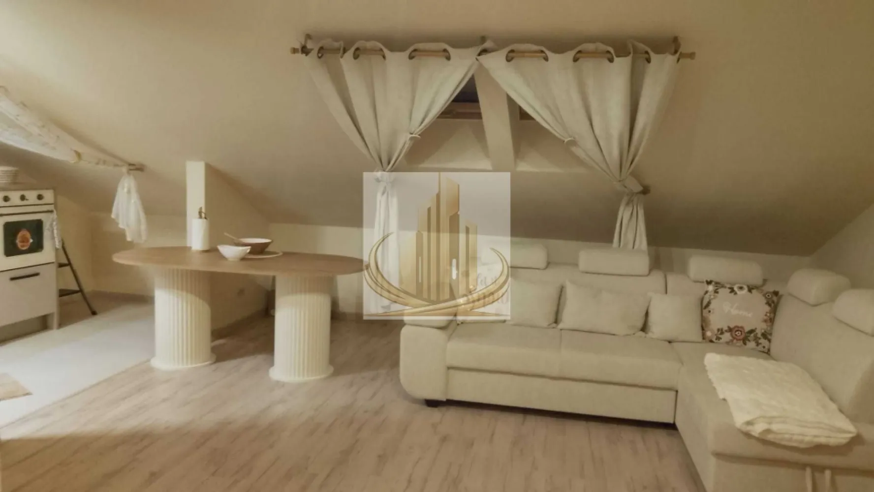 Proprietar vand apartament nou 69 mp - Grand Mobilis Imobiliare vă propune spre vânzare un apartament modern și luminos, cu o suprafață utilă de 69 mp, situat în zona Gavril Musicescu, una dintre cele mai apreciate zone rezidențiale din Timișoara.

Apartamentul este amplasat la etajul 3/3 (mansardă) al unui imobil construit în anul 2015 și beneficiază de loc de parcare propriu înscris în Cartea Funciară, un avantaj important pentru viitorii proprietari.

Poziția excelentă oferă acces rapid către principalele artere ale orașului și către numeroase puncte de interes. În imediata apropiere regăsim supermarketuri precum Lidl, Profi și Mega Image, școli și grădinițe, parcuri și spații verzi, restaurante, cafenele, farmacii, biserică și mijloace de transport în comun. De asemenea, proprietatea se află la doar câteva minute de Spitalul Județean, Shopping City Timișoara și alte zone comerciale importante.

Un aspect care diferențiază această proprietate de alte oferte disponibile pe piață este faptul că, deși apartamentul se află în prezent în stadiul „la alb”, termenul estimat de finalizare fiind de aproximativ o lună, acesta se va preda complet mobilat și utilat, exact ca în fotografiile prezentate. Este important de menționat că fotografiile sunt reale și nu reprezintă randări, oferind astfel viitorului proprietar o imagine clară asupra rezultatului final.

Compartimentare:

Living generos și luminos;
Dormitor spațios;
Zonă dedicată pentru birou;
Bucătărie open-space (cu posibilitate de inchidere) 
Baie;
Hol;

Dotări:

Centrală termică proprie;
Încălzire în pardoseală;
Mobilier realizat la comandă;
Electrocasnice incluse;
Baie complet utilată;
Loc de parcare înscris în CF, acces cu ajutorul barierei cu telecomanda

Apartamentul beneficiază de foarte multă lumină naturală și de un confort termic excelent. Deși este situat la mansardă, acesta este foarte bine izolat cu vată bazaltică, ceea ce contribuie la menținerea unei temperaturi optime atât vara, cât și iarna.

Datorită amplasării excelente, accesului facil către toate facilitățile importante ale orașului, compartimentării eficiente și cererii ridicate pentru închiriere în zonă, proprietatea reprezintă o oportunitate foarte bună atât pentru o familie sau un cuplu care își dorește o locuință modernă într-o zonă bine cotată, cât și pentru investitori care urmăresc obținerea unui randament atractiv pe termen lung. Poziția excelentă, costurile reduse de întreținere și posibilitatea personalizării încă din faza de amenajare fac din acest apartament o alegere inspirată atât pentru locuire, cât și pentru investiție.

Dacă îți dorești un apartament nou, într-o zonă excelentă, pe care să îl poți personaliza după propriul gust, această proprietate merită toată atenția ta.

Pentru mai multe informații și programarea unei vizionări, contactați echipa Grand Mobilis Imobiliare.
ID Intern: CP3187385