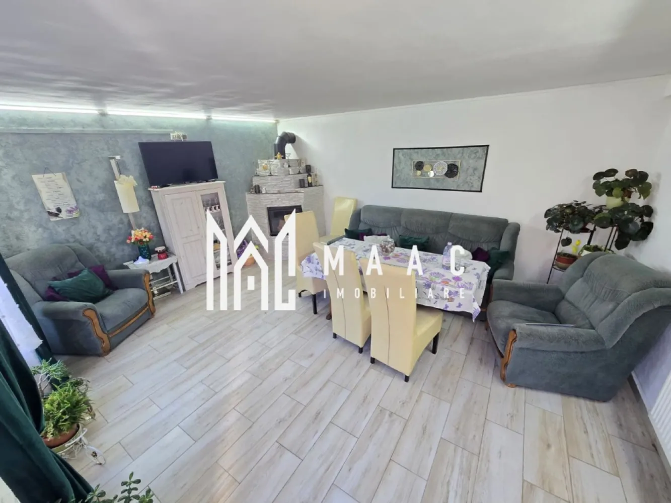 Casa 7 camere 3 bai 2 intrari Zona Garii - Două case moderne în aceeași curte de vanzare !!!

Cele două case sunt amplasate în aceeași curte, având intrări distincte și zone bine delimitate, oferind intimitate și confort sporit pretabile atat pentru 2 famii cat si pentru cei care isi doresc sa aiba activitatea de birou langa casa.

Casa din fata cu o suprafata utila de 90 mp + pivnita de 5.4 mp este compartimentata astfel :

-2 dormitoare decomandate
- baie cu cabina de dus
- Balcon cu acces in pod
- cameră la demisol amenajată pentru spălătorie si spatiu depozitare
- pivniță ideală pentru depozitare

Casa din spate cu o suprafata utila de 146 mp utili si pivnita de 11 mp este compartimentata astfel:

Parter:

Hol generos la intrare

Bucătărie separată, complet utilată cu acces in pivnita

Baie de serviciu cu geam de aerisire

iar la etaj dispune de :

Living

3 dormitoare decomandate ( unul cu iesire pe terasa de 15 mp)

Baie cu cabina de dus si geam de aerisire

Dressing spațios

Pod pentru depozitare folosit ca spațiu pentru activități sportive si recreative cu acces din hol.

Cameră de oaspeți cu acces separat de casa cu intrare din curte dotată cu șemineu pe lemne – perfectă pentru relaxare.

Camera depozitare cu acces separat din curtea interioara.

Curtea dispune de :

- Filigorie amenajată acoperita

- Bucătărie de vară complet utilată

- Cameră tehnică cu acces separat

-Baie de servici cu acces din curte .

Casa are 2 centrale separate pe gaz pentru fiecare casa in parte iar separat dispune de inca o Centrala pe lemne care încălzește ambele case ( calorifere + apa calda)

- 2 Anexe depozitare
Terasa acoperita cu loc de luat masa pentru relaxare

Avantaje cheie:

-Două case complet funcționale în aceeași curte

-Ideală pentru familii extinse sau investiție (locuire + închiriere)

-Spații generoase, compartimentare practică

-Construcții solide, bine întreținute, fara umiditate sau alte vicii ascunse .
- casele sunt izolate si au geamuri termopan
- tavane izolate cu vata bazaltica de 10 cu aluminiu si rigips .
- Sistem camere video
- acces auto
- strada linistita cu sens unic

Se accepta schimb cu penthouse , apartament sau garsoniera .

Pentru mai multe detalii specificati CP3187563 la telefon