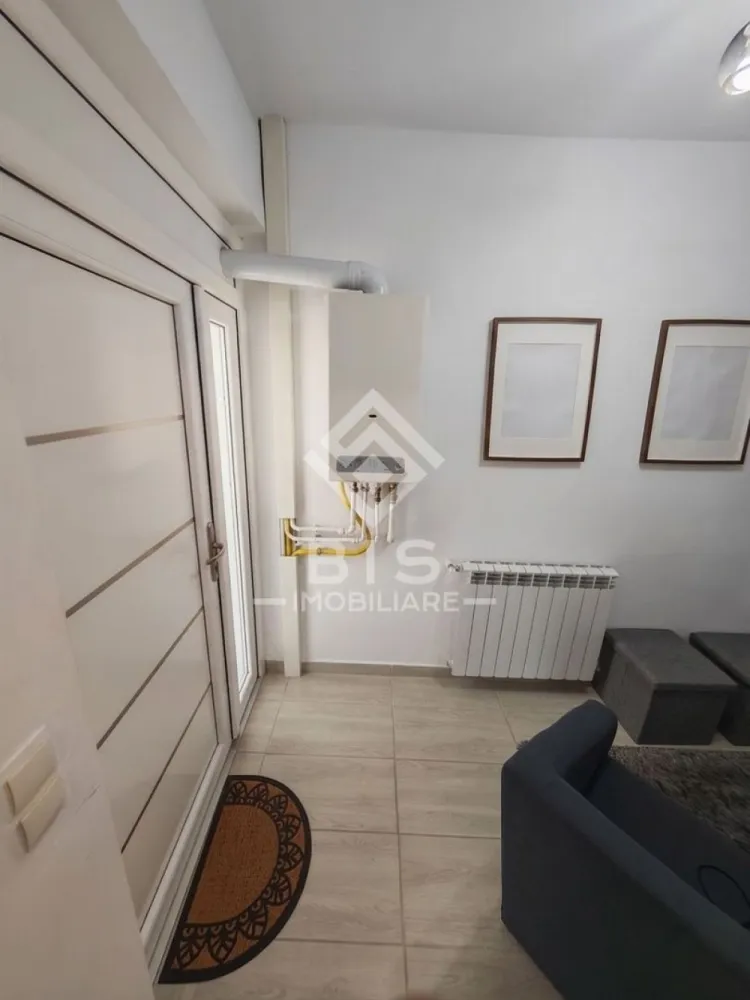 Garsonieră Modernă la Parter - în Bistrița (Cartier Unirea) - Cauți o locuință gata în care doar să îți aduci hainele sau o investiție sigură, pe termen lung, care să genereze profit din prima zi?
Această garsonieră complet renovată și decomandată reprezintă soluția ideală, fiind situată într-o zonă accesibilă pe Strada Bisericii, nr. 285 (zona Unirea).

Detalii Tehnice & Avantaje:
•. Suprafață utilă: 38 mp – spațiu generos, excelent compartimentat și luminos.
Localizare: Parter – acces facil, ideal pentru familii tinere, persoane în vârstă sau închirieri de lungă durată/regim hotelier.
•. Stare proprietate: Renovată în totalitate de 2 ani, finisaje moderne, instalații noi și centrală termică proprie.
•. Mobilată și utilată complet: Se predă exact așa cum se vede în poze (frigider modern, mașină de spălat, aragaz, cuptor cu microunde, mobilier dormitor, living primitor).
•. Situație juridică: CF separat, proprietate liberă de sarcini, pregătită pentru vânzare imediată.

•. Facilități și Confort:
Transport excelent: Stația de autobuz este chiar lângă imobil, asigurând o legătură rapidă și directă cu restul orașului Bistrița.
Curte exterioară frumos amenajată: Imobilul beneficiază de o zonă verde îngrijită și curte pavată.

- Suport financiar inclus: Îți oferim asistență gratuită prin broker de credite partener pentru 3 bănci de top din Bistrița (BT, BRD, UniCredit) ca să obții aprobarea rapid și simplu!
°•`Sună acum și stabilește o vizionare înainte să fie rezervată!