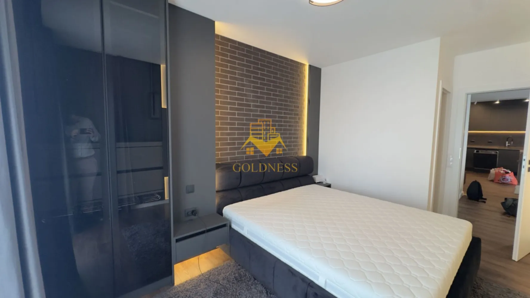 3 camere, 2 bai, parcare, bloc nou, Floresti, Tineretului, Avram Iancu - GOLDNESS Imobiliare vă propune spre închiriere un apartament cu 3 camere complet mobilat și utilat, la etajul 3 într-un imobil de 5 etaje, în Floresti. 
Apartamentul este compartimentat astfel:
 - dormitor cu pat matrimonial, dressing, noptiere, TV
 - dormitor amenajat ca birou
 - living cu bucatarie open-space complet utilată, canapea extensibila, loc de servit masa, TV
 - baie cu cabina de dus, port prosop și dulap pentru depozitare.
 - baie de serviciu
 - balcon de 3 mp.
 - logie de 5 mp

Imobilul este dotat cu toate cele necesare- centrală proprie, mașină de spălat haine, masina de spalat vase, frigider, plită electrică, hotă, etc. 
Se află în apropierea stațiilor de transport în comun, magazine, restaurante, spații verzi, farmacii, etc. 
Dispune de parcare subterana!

Dacă sunteți interesați de acest apartament și doriți să îl vizionați, dar și pentru alte oferte sau detalii nu ezitați să ne contactați telefonic sau prin e-mail - goldnessimobiliare@gmail.com. Vă stăm la dispoziție!