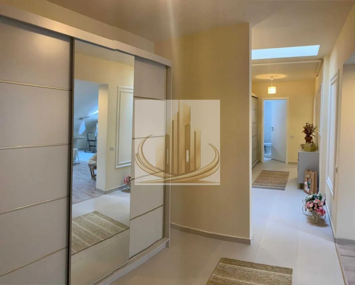Proprietar vand apartament nou 69 mp - Grand Mobilis Imobiliare vă propune spre vânzare un apartament modern și luminos, cu o suprafață utilă de 69 mp, situat în zona Gavril Musicescu, una dintre cele mai apreciate zone rezidențiale din Timișoara.

Apartamentul este amplasat la etajul 3/3 (mansardă) al unui imobil construit în anul 2015 și beneficiază de loc de parcare propriu înscris în Cartea Funciară, un avantaj important pentru viitorii proprietari.

Poziția excelentă oferă acces rapid către principalele artere ale orașului și către numeroase puncte de interes. În imediata apropiere regăsim supermarketuri precum Lidl, Profi și Mega Image, școli și grădinițe, parcuri și spații verzi, restaurante, cafenele, farmacii, biserică și mijloace de transport în comun. De asemenea, proprietatea se află la doar câteva minute de Spitalul Județean, Shopping City Timișoara și alte zone comerciale importante.

Un aspect care diferențiază această proprietate de alte oferte disponibile pe piață este faptul că, deși apartamentul se află în prezent în stadiul „la alb”, termenul estimat de finalizare fiind de aproximativ o lună, acesta se va preda complet mobilat și utilat, exact ca în fotografiile prezentate. Este important de menționat că fotografiile sunt reale și nu reprezintă randări, oferind astfel viitorului proprietar o imagine clară asupra rezultatului final.

Compartimentare:

Living generos și luminos;
Dormitor spațios;
Zonă dedicată pentru birou;
Bucătărie open-space (cu posibilitate de inchidere) 
Baie;
Hol;

Dotări:

Centrală termică proprie;
Încălzire în pardoseală;
Mobilier realizat la comandă;
Electrocasnice incluse;
Baie complet utilată;
Loc de parcare înscris în CF, acces cu ajutorul barierei cu telecomanda

Apartamentul beneficiază de foarte multă lumină naturală și de un confort termic excelent. Deși este situat la mansardă, acesta este foarte bine izolat cu vată bazaltică, ceea ce contribuie la menținerea unei temperaturi optime atât vara, cât și iarna.

Datorită amplasării excelente, accesului facil către toate facilitățile importante ale orașului, compartimentării eficiente și cererii ridicate pentru închiriere în zonă, proprietatea reprezintă o oportunitate foarte bună atât pentru o familie sau un cuplu care își dorește o locuință modernă într-o zonă bine cotată, cât și pentru investitori care urmăresc obținerea unui randament atractiv pe termen lung. Poziția excelentă, costurile reduse de întreținere și posibilitatea personalizării încă din faza de amenajare fac din acest apartament o alegere inspirată atât pentru locuire, cât și pentru investiție.

Dacă îți dorești un apartament nou, într-o zonă excelentă, pe care să îl poți personaliza după propriul gust, această proprietate merită toată atenția ta.

Pentru mai multe informații și programarea unei vizionări, contactați echipa Grand Mobilis Imobiliare.
ID Intern: CP3187385