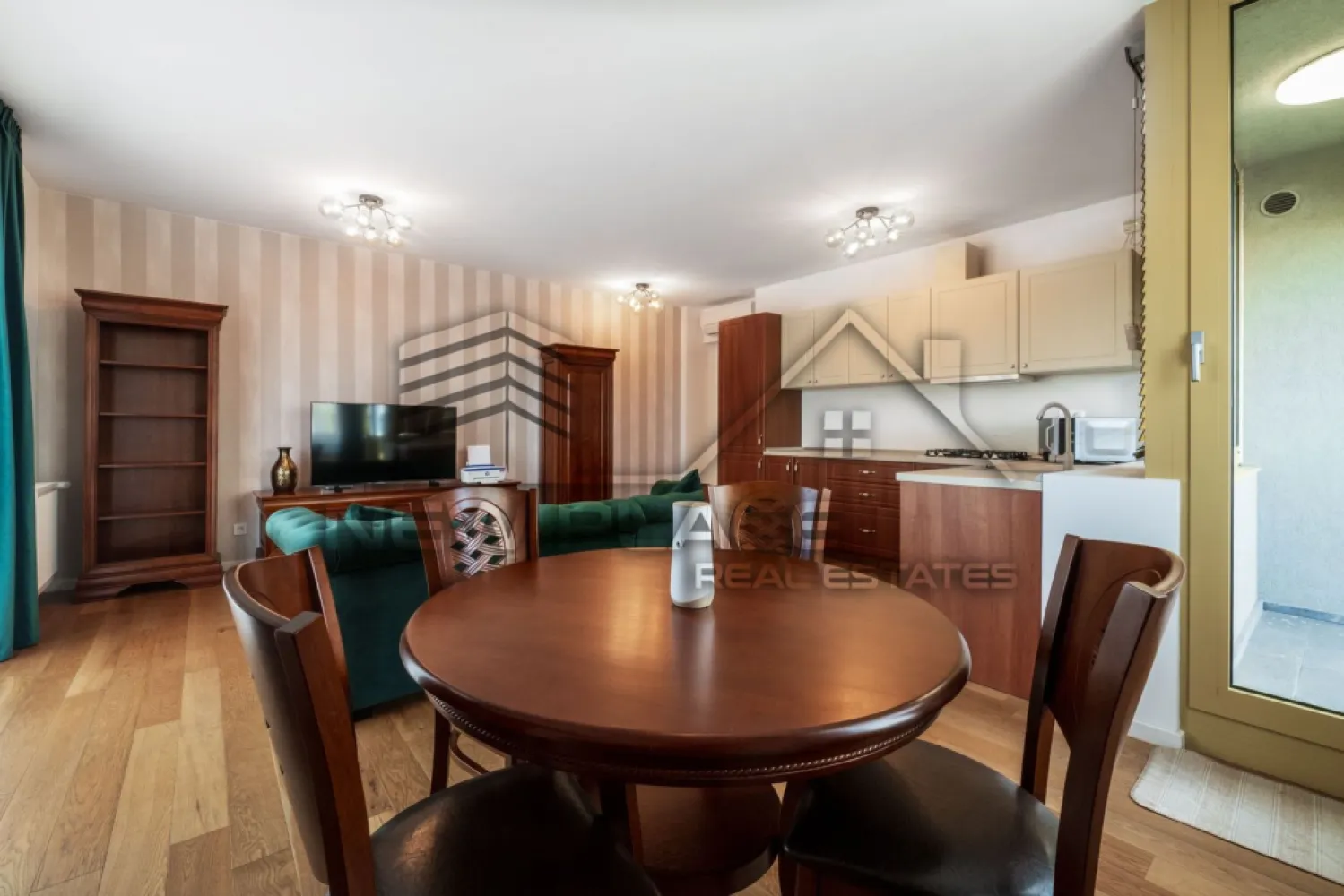 Aviatiei Park | Apartament deosebit | Vedere curtea interioara | Lux - New Place Real Estate Company va propune spre inchiriere un apartament deosebit, situat intr-un imobil rezidential nou din zona Aviatiei-Herastrau.

Apartamentul are 2 camere si are o suprafata utila totala de 57.29 mp, din care suprafata utila de 52.39 mp si balcon de 4.90 mp.

Apartamentul dispune de un loc de parcare situat la subteran.

Apartamentul este complet mobilat si utilat cu mobilier la standarde de lux si este compartimentat astfel:
living cu bucatarie open space cu o suprafata de 31.16 mp, dormitor cu o suprafata de 14.11 mp, baie cu o suprafata de 3.51 mp, un hol cu o suprafata de 3.61 mp si un balcon de 4.90 mp.

Paza si supraveghere video 24/7.

Complexul Aviației Park se afla la numai opt minute de mers pe jos de Parcul Herastrau. Drumul spre parc se face pe o alee care uneste Complexul de Strada Grigore Gafencu, evitandu-se astfel traversarea Bulevardelor Alexandru Serbanescu si Nicolae Caranfil. Vecinatatea Parcului Herastrau reprezinta un avantaj pentru toti cei care doresc sa aiba acces rapid la natura si aer curat, precum si la toate facilitatile de recreere si miscare pentru adulti si copii pe care le ofera un spatiu verde generos precum Parcul Herastrau. Mai mult de jumatate din suprafata Complexului este rezervata spatiilor verzi. Din cei 15.000 de metri patrati de teren, doar 3.700 de metri patrati sunt ocupati de amprenta celor patru cladiri, restul de peste 11.000 de metri sunt dedicati vegetatiei, piatetei si aleilor pietonale cu aliniamente de copaci si plante perene, totul conceput pentru a crea o atmosfera armonioasa si prietenoasa, asa cum trebuie sa fie acasa. Complexul Aviatiei Park cuprinde doua corpuri de locuinte avand 176, respectiv 195 de apartamente, fiind un ansamblu rezidential cu circuit inchis, ale carui corpuri de locuinte sunt unite intre ele prin alei de circulatie, piatete si spatii verzi.

Atat apartamentul cat si spatiile comune ale intregului imobil beneficiaza de finisaje de calitate superioara de lux.

Pentru mai multe detalii sau oferte similare, nu ezitati sa ne contactati.

Aceasta oferta apartine New Place Real Estate Company.