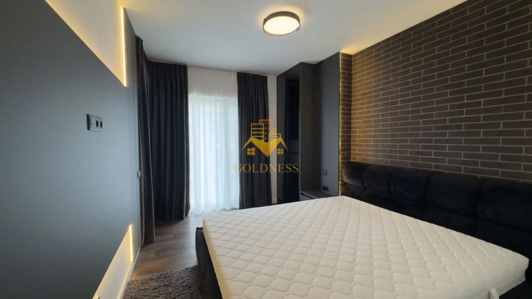3 camere, 2 bai, parcare, bloc nou, Floresti, Tineretului, Avram Iancu - GOLDNESS Imobiliare vă propune spre închiriere un apartament cu 3 camere complet mobilat și utilat, la etajul 3 într-un imobil de 5 etaje, în Floresti. 
Apartamentul este compartimentat astfel:
 - dormitor cu pat matrimonial, dressing, noptiere, TV
 - dormitor amenajat ca birou
 - living cu bucatarie open-space complet utilată, canapea extensibila, loc de servit masa, TV
 - baie cu cabina de dus, port prosop și dulap pentru depozitare.
 - baie de serviciu
 - balcon de 3 mp.
 - logie de 5 mp

Imobilul este dotat cu toate cele necesare- centrală proprie, mașină de spălat haine, masina de spalat vase, frigider, plită electrică, hotă, etc. 
Se află în apropierea stațiilor de transport în comun, magazine, restaurante, spații verzi, farmacii, etc. 
Dispune de parcare subterana!

Dacă sunteți interesați de acest apartament și doriți să îl vizionați, dar și pentru alte oferte sau detalii nu ezitați să ne contactați telefonic sau prin e-mail - goldnessimobiliare@gmail.com. Vă stăm la dispoziție!