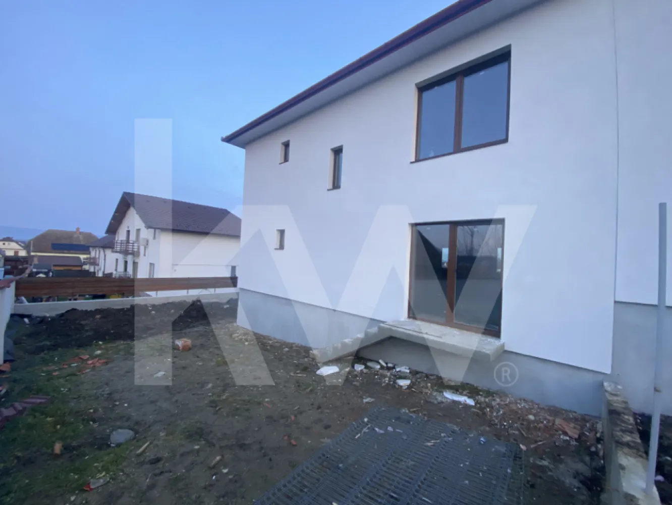 Casa 4 camere de vanzare 117 mpu teren liber 230mp Sibiu in Sura Mica - Aceasta proprietate are tot ce-ti trebuie pentru a da viata viselor tale. Amplasata intr-o zona linistita si exclusiv rezidentiala a orasului Sibiu, la Nord-Vest si in Sura Mica, acest tip duplex dispune de 117 mp utili, 152 mp construiti si 230 mp teren liber. Casa este in curs de construire, cu gandul la confortul tau, in 2025, avand un regim de inaltime P+M, acoperis din tigla, izolat la exterior si asfaltat. Imobilul are 4 camere, 3 dormitoare, 1 living cu zona de dining, 1 bucatarie, 2 bai,1 debara/depozitare, 2 holuri, casa scarii, 1 balcon comun la 2 dormitoare si terasa.

Poate fi o oaza de liniste si fericire in regiunea Sibiu, mereu cautata pe piata imobiliara. Deasemenea, vindem proprietatea atat cash, cat si prin credit ipotecar sau prima casa (finantare).

Stim cat de importanta e vestea buna si despre cum vinzi casa ta cu un plus. Ne-am asigurat ca regasesti in aceasta proprietate elemente de calitate superioara, la un raport calitate-pret imbatabil. Finisajele sunt efectuate cu materiale de calitate, decorativa, vopsea lavabila. Eficienta energetica se incadreaza in clasa B.

Iar prietenii tai se vor bucura de curtea ta de 230mp, cu gazon si o zona pavata.

In zona vei gasi magazine, parcuri, transport public, restaurante sau cafenele. Accesul la arterele principale sau autostrada A1 se realizeaza rapid, in doar cateva minute. Unele poze sunt variante la cum se poate amenaja.

Daca te-am convins, atunci actiunea ta este cat se poate de simpla. Nu ezita sa stabilesti o vizionare cu noi si hai sa-ti aratam aceasta proprietate! Echipa Keller Williams Sibiu este la dispozitia voastra cu orice detaliu sau vizionare!