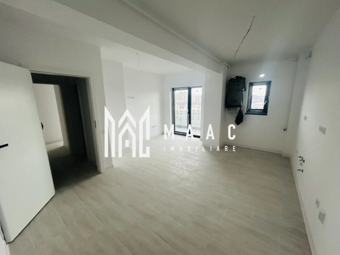 Apartament 2 camere | Parcare inclusă | Vedere panoramică | Doamna Stanca - MAAC Imobiliare vă oferă spre vânzare un apartament cu 2 camere, situat într-un imobil nou, potrivit atât pentru locuire, cât și pentru investiție, în zona Doamna Stanca.

Apartamentul are o suprafață utilă de 55,1 mp și beneficiază de o compartimentare practică, fiind alcătuit din:

-living spațios cu bucătărie open space, dormitor, baie, hol, balcon, balcon, pe care este amenajată o debara compartimentată, ideală pentru depozitare.

Proprietatea este amplasată la etajul 4, într-un imobil bine poziționat, oferind confort, liniște și o vedere plăcută către munți și oraș, ce adaugă un plus de valoare locuinței.

Locul de parcare este inclus, un beneficiu important pentru uzul zilnic.

Apartamentul se poate preda la cheie, cu posibilitatea de mutare imediată, la prețul de 93.800 € + TVA.

O proprietate ideală pentru cei care caută un apartament nou, modern și funcțional, într-o zonă în continuă dezvoltare.

Pentru mai multe informatii si pentru a programa o vizionare, va rugam specificati ID: CP2905285