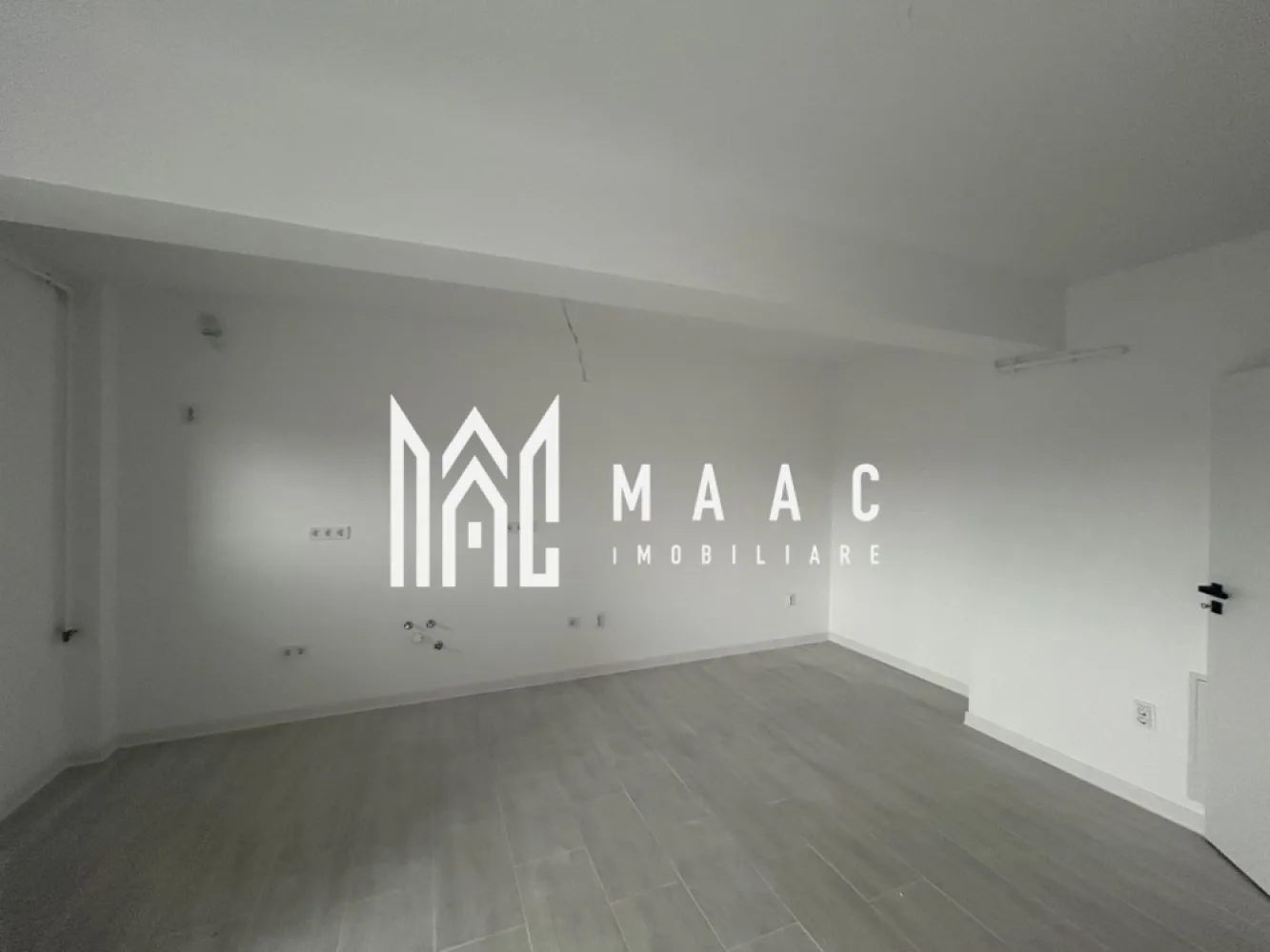 Apartament 2 camere | Parcare inclusă | Vedere panoramică | Doamna Stanca - MAAC Imobiliare vă oferă spre vânzare un apartament cu 2 camere, situat într-un imobil nou, potrivit atât pentru locuire, cât și pentru investiție, în zona Doamna Stanca.

Apartamentul are o suprafață utilă de 55,1 mp și beneficiază de o compartimentare practică, fiind alcătuit din:

-living spațios cu bucătărie open space, dormitor, baie, hol, balcon, balcon, pe care este amenajată o debara compartimentată, ideală pentru depozitare.

Proprietatea este amplasată la etajul 4, într-un imobil bine poziționat, oferind confort, liniște și o vedere plăcută către munți și oraș, ce adaugă un plus de valoare locuinței.

Locul de parcare este inclus, un beneficiu important pentru uzul zilnic.

Apartamentul se poate preda la cheie, cu posibilitatea de mutare imediată, la prețul de 93.800 € + TVA.

O proprietate ideală pentru cei care caută un apartament nou, modern și funcțional, într-o zonă în continuă dezvoltare.

Pentru mai multe informatii si pentru a programa o vizionare, va rugam specificati ID: CP2905285
