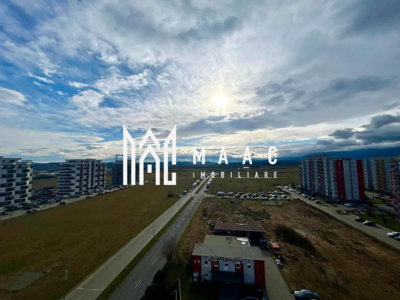 PENTHOUSE PREMIUM | Terasă Panoramică | Avangarden – Shopping City - MAAC Imobiliare vă propune spre vânzare un PENTHOUSE exclusivist, situat în cartierul Avangarden – prelungirea Bulevardului Mihai Viteazu, pe singurul bloc amplasat direct la bulevard, într-o zonă rezidențială modernă, liniștită și bine conectată cu orașul Sibiu și facilitățile sale.

Detalii proprietate:

Suprafață utilă: 110 mp
Terasa generoasă: 47,7 mp
Orientare: Sud-Est – luminozitate naturală pe tot parcursul zilei și panoramă spre oraș și munți
Compartimentare modernă: living generos cu bucătărie open space (posibilitatea de închidere), 2 dormitoare, 2 băi, hol, dressing și debara
Loc de parcare inclus

Dotări și avantaje:

Încălzire în pardoseală – confort termic ridicat
Geamuri tripan – izolare fonică și termică 
Poziționare premium, cu acces facil către principalele puncte de interes ale orașului
Terasă spectaculoasă – ideală pentru relaxare, socializare sau zonă de lounge cu priveliște amplă spre oraș și spre lanțurile muntoase
Coloană uscată – facilități tehnice moderne
Acces rapid către Shopping City, mijloace de transport, școli și principalele artere ale orașului

Pentru mai multe detalii și vizionări, precizati telefonic ca ati vazut anuntul cu ID: CP2904923