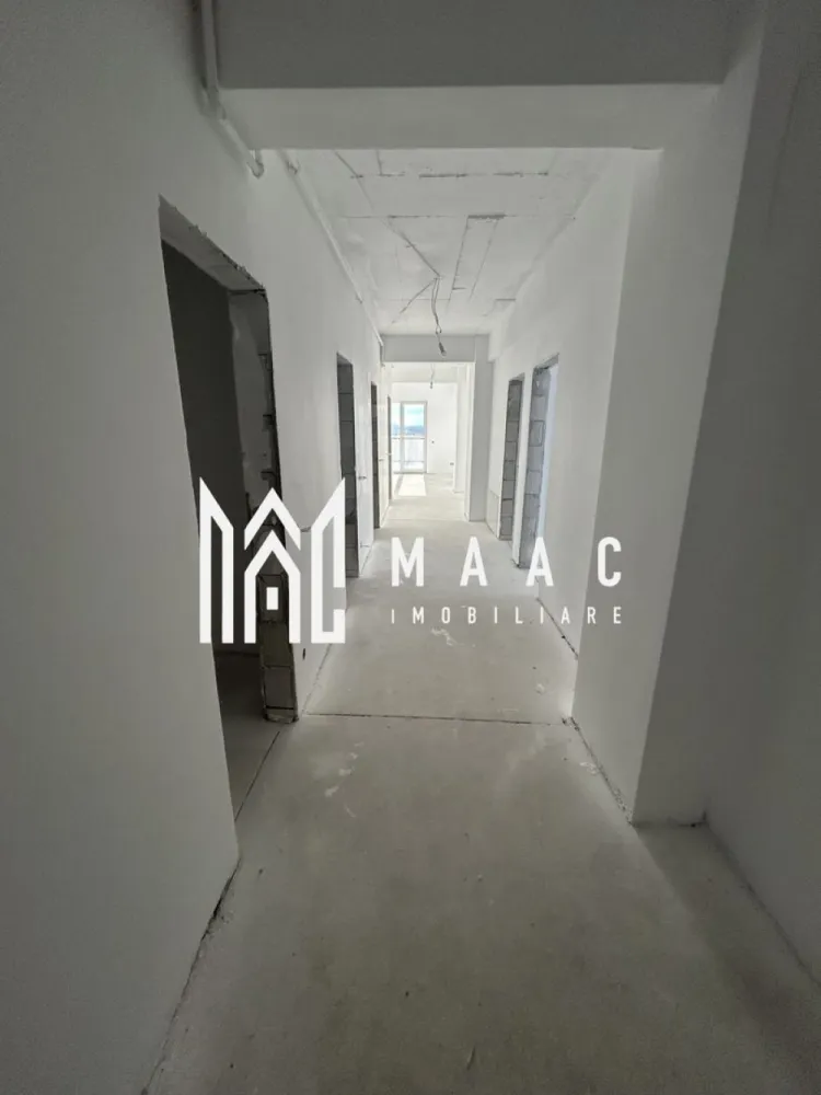 PENTHOUSE PREMIUM | Terasă Panoramică | Avangarden – Shopping City - MAAC Imobiliare vă propune spre vânzare un PENTHOUSE exclusivist, situat în cartierul Avangarden – prelungirea Bulevardului Mihai Viteazu, pe singurul bloc amplasat direct la bulevard, într-o zonă rezidențială modernă, liniștită și bine conectată cu orașul Sibiu și facilitățile sale.

Detalii proprietate:

Suprafață utilă: 110 mp
Terasa generoasă: 47,7 mp
Orientare: Sud-Est – luminozitate naturală pe tot parcursul zilei și panoramă spre oraș și munți
Compartimentare modernă: living generos cu bucătărie open space (posibilitatea de închidere), 2 dormitoare, 2 băi, hol, dressing și debara
Loc de parcare inclus

Dotări și avantaje:

Încălzire în pardoseală – confort termic ridicat
Geamuri tripan – izolare fonică și termică 
Poziționare premium, cu acces facil către principalele puncte de interes ale orașului
Terasă spectaculoasă – ideală pentru relaxare, socializare sau zonă de lounge cu priveliște amplă spre oraș și spre lanțurile muntoase
Coloană uscată – facilități tehnice moderne
Acces rapid către Shopping City, mijloace de transport, școli și principalele artere ale orașului

Pentru mai multe detalii și vizionări, precizati telefonic ca ati vazut anuntul cu ID: CP2904923