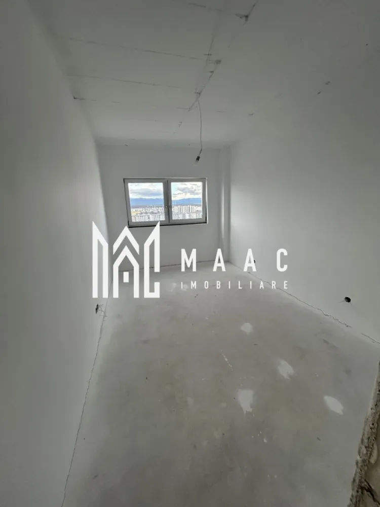 PENTHOUSE PREMIUM | Terasă Panoramică | Avangarden – Shopping City - MAAC Imobiliare vă propune spre vânzare un PENTHOUSE exclusivist, situat în cartierul Avangarden – prelungirea Bulevardului Mihai Viteazu, pe singurul bloc amplasat direct la bulevard, într-o zonă rezidențială modernă, liniștită și bine conectată cu orașul Sibiu și facilitățile sale.

Detalii proprietate:

Suprafață utilă: 110 mp
Terasa generoasă: 47,7 mp
Orientare: Sud-Est – luminozitate naturală pe tot parcursul zilei și panoramă spre oraș și munți
Compartimentare modernă: living generos cu bucătărie open space (posibilitatea de închidere), 2 dormitoare, 2 băi, hol, dressing și debara
Loc de parcare inclus

Dotări și avantaje:

Încălzire în pardoseală – confort termic ridicat
Geamuri tripan – izolare fonică și termică 
Poziționare premium, cu acces facil către principalele puncte de interes ale orașului
Terasă spectaculoasă – ideală pentru relaxare, socializare sau zonă de lounge cu priveliște amplă spre oraș și spre lanțurile muntoase
Coloană uscată – facilități tehnice moderne
Acces rapid către Shopping City, mijloace de transport, școli și principalele artere ale orașului

Pentru mai multe detalii și vizionări, precizati telefonic ca ati vazut anuntul cu ID: CP2904923