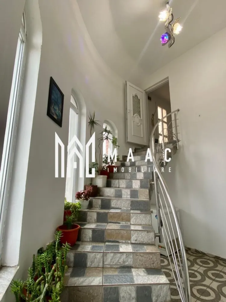 Casă Individuala | 246 mpu | Poplaca Sibiu - MAAC Imobiliare va propune spre vanzare o casă individuală situată într-o zonă deosebit de pitorească din Poplaca, Sibiu, ideală pentru cei care își doresc liniște, aer curat și o priveliște spectaculoasă asupra împrejurimilor.

Imobilul beneficiază de o compartimentare generoasă și practică, fiind compus din:

2 holuri
2 băi
bucătărie
living spațios
5 dormitoare
balcon
pivniță pentru depozitare

Casa este ideală pentru o familie numeroasă sau pentru amenajarea unei pensiuni/agroturism, datorită numărului mare de camere și poziționării într-o zonă turistică apreciată.

Încălzirea se realizează prin centrală pe lemne, oferind un confort termic ridicat și costuri eficiente în sezonul rece.

Proprietatea dispune de o curte liberă de aproximativ 500 mp, perfectă pentru relaxare, grădinărit sau amenajarea unui spațiu de recreere pentru întreaga familie. Grădina mare completează farmecul proprietății și oferă multiple posibilități de amenajare.

Dacă sunteți în căutarea unei locuințe spațioase, într-un cadru natural deosebit, această proprietate din Poplaca reprezintă o oportunitate excelentă.
Pentru mai multe detalii si programarea unei vizionari va rugam sa specificati ID: CP2905279.