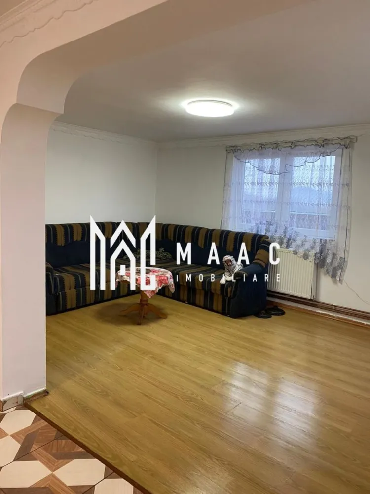 Casă Individuala | 246 mpu | Poplaca Sibiu - MAAC Imobiliare va propune spre vanzare o casă individuală situată într-o zonă deosebit de pitorească din Poplaca, Sibiu, ideală pentru cei care își doresc liniște, aer curat și o priveliște spectaculoasă asupra împrejurimilor.

Imobilul beneficiază de o compartimentare generoasă și practică, fiind compus din:

2 holuri
2 băi
bucătărie
living spațios
5 dormitoare
balcon
pivniță pentru depozitare

Casa este ideală pentru o familie numeroasă sau pentru amenajarea unei pensiuni/agroturism, datorită numărului mare de camere și poziționării într-o zonă turistică apreciată.

Încălzirea se realizează prin centrală pe lemne, oferind un confort termic ridicat și costuri eficiente în sezonul rece.

Proprietatea dispune de o curte liberă de aproximativ 500 mp, perfectă pentru relaxare, grădinărit sau amenajarea unui spațiu de recreere pentru întreaga familie. Grădina mare completează farmecul proprietății și oferă multiple posibilități de amenajare.

Dacă sunteți în căutarea unei locuințe spațioase, într-un cadru natural deosebit, această proprietate din Poplaca reprezintă o oportunitate excelentă.
Pentru mai multe detalii si programarea unei vizionari va rugam sa specificati ID: CP2905279.