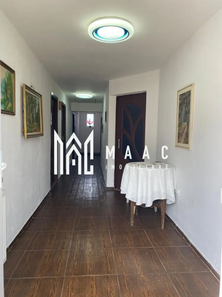 Casă Individuala | 246 mpu | Poplaca Sibiu - MAAC Imobiliare va propune spre vanzare o casă individuală situată într-o zonă deosebit de pitorească din Poplaca, Sibiu, ideală pentru cei care își doresc liniște, aer curat și o priveliște spectaculoasă asupra împrejurimilor.

Imobilul beneficiază de o compartimentare generoasă și practică, fiind compus din:

2 holuri
2 băi
bucătărie
living spațios
5 dormitoare
balcon
pivniță pentru depozitare

Casa este ideală pentru o familie numeroasă sau pentru amenajarea unei pensiuni/agroturism, datorită numărului mare de camere și poziționării într-o zonă turistică apreciată.

Încălzirea se realizează prin centrală pe lemne, oferind un confort termic ridicat și costuri eficiente în sezonul rece.

Proprietatea dispune de o curte liberă de aproximativ 500 mp, perfectă pentru relaxare, grădinărit sau amenajarea unui spațiu de recreere pentru întreaga familie. Grădina mare completează farmecul proprietății și oferă multiple posibilități de amenajare.

Dacă sunteți în căutarea unei locuințe spațioase, într-un cadru natural deosebit, această proprietate din Poplaca reprezintă o oportunitate excelentă.
Pentru mai multe detalii si programarea unei vizionari va rugam sa specificati ID: CP2905279.