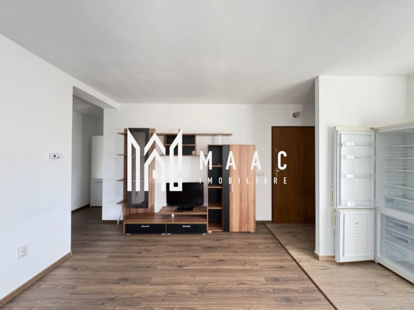 Apartament 2 camere I Selimbar I Mobilat I Utilat - MAAC Imobiliare vă propune spre vânzare un apartament cu 2 camere situat în Șelimbăr, într-un imobil cu regim de înălțime redus, poziționat la etajul 2 din 3. Proprietatea este complet mobilată și utilată, fiind potrivită pentru locuire imediată sau investiție.

Apartamentul este bine compartimentat și dispune de o organizare practică, cu spații funcționale și lumină naturală optimă.

Compartimentarea este următoarea:
-living cu bucătărie open-space
-dormitor mobilat
-baie cu geam
-hol
-balcon cu suprafața de 6 mp

Locuința se află într-o zonă apreciată din Șelimbăr, cu acces facil către punctele de interes, magazine, zone comerciale și căi rapide de legătură către oraș. Etajul intermediar și configurația apartamentului oferă un bun echilibru între confort și eficiență.

Pentru informații suplimentare sau programarea unei vizionări, vă rugăm să ne contactați telefonic și să menționați numărul CP2904223.