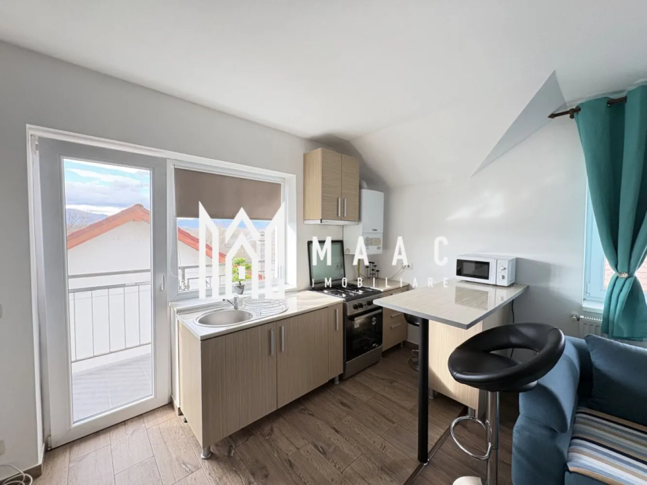 Apartament 2 camere I Selimbar I Mobilat I Utilat - MAAC Imobiliare vă propune spre vânzare un apartament cu 2 camere situat în Șelimbăr, într-un imobil cu regim de înălțime redus, poziționat la etajul 2 din 3. Proprietatea este complet mobilată și utilată, fiind potrivită pentru locuire imediată sau investiție.

Apartamentul este bine compartimentat și dispune de o organizare practică, cu spații funcționale și lumină naturală optimă.

Compartimentarea este următoarea:
-living cu bucătărie open-space
-dormitor mobilat
-baie cu geam
-hol
-balcon cu suprafața de 6 mp

Locuința se află într-o zonă apreciată din Șelimbăr, cu acces facil către punctele de interes, magazine, zone comerciale și căi rapide de legătură către oraș. Etajul intermediar și configurația apartamentului oferă un bun echilibru între confort și eficiență.

Pentru informații suplimentare sau programarea unei vizionări, vă rugăm să ne contactați telefonic și să menționați numărul CP2904223.