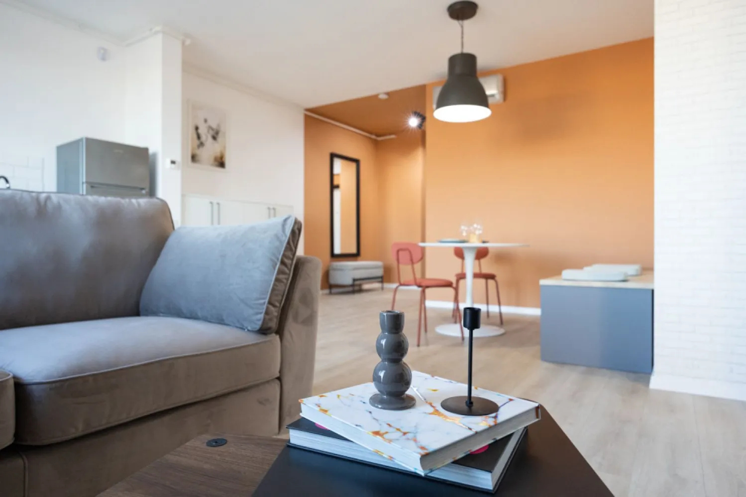 Apartament 2 camere direct de la DEZVOLTATOR - Apartament de 45 mp utili situat la etajul 5 din 6 într-un bloc modern cu lift și parcare inclusă în fața imobilului 
Locuința dispune de 2 camere o baie și un balcon generos de 7 mp ideal pentru relaxare

Poziționat în cartierul ARED City, blcul R39, pozitionat în imediata apropiere a parcului, apartamentul oferă acces imediat la facilități precum terenuri multisport locuri de joacă pentru copii parcuri restaurante și cafenele 
Totul într-un ansamblu rezidențial modern aproape de Atrium Mall și alte puncte de interes

Perfect pentru locuit sau investiție 
Contactează-mă pentru detalii și programarea unei vizionări la 0757 662 907 Caracioni Andrei Consultant imobiliar AcasaArad / Birou ARED Centru

Prețul NU conține TVA și este valabil pana la data de 31.07.2026(pret cu TVA 118.482 euro )
Posibilitate de rezervare apartemant cu un avans de 10%
 
✅ Predare 31.11.2026 pentru persoane fizice cu achitarea unui avans de:

25% din valoare apartamentului nefinisat (diferenta de pret poate fi achitata in maxim 24 de luni de la predare)
50% din valoare apartamentului finisat de catre dezvoltator(diferenta de pret poate fi achitata in maxim 24 de luni de la predare)
 
Cod proprietate: CP3187786