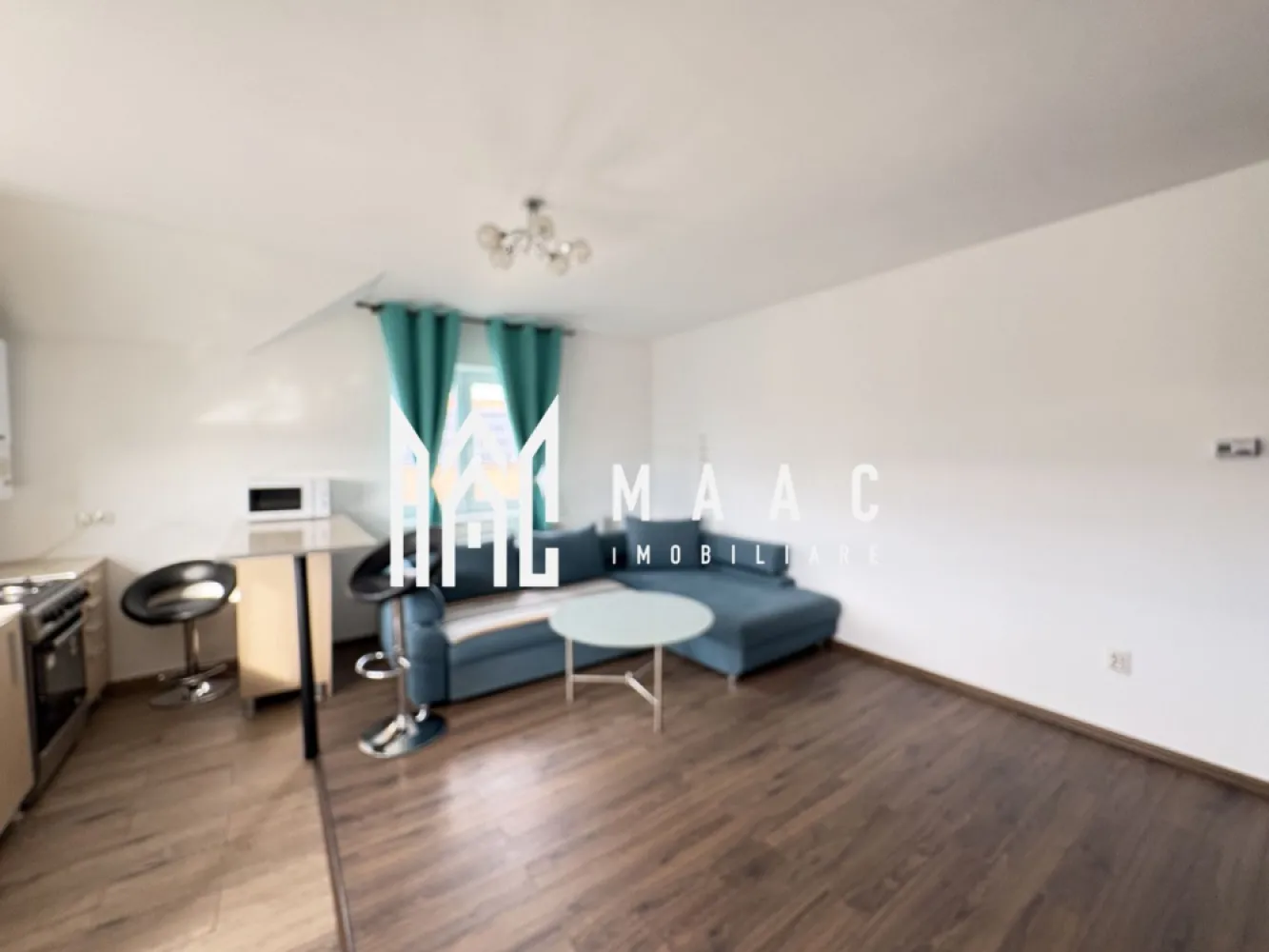 Apartament 2 camere I Selimbar I Mobilat I Utilat - MAAC Imobiliare vă propune spre vânzare un apartament cu 2 camere situat în Șelimbăr, într-un imobil cu regim de înălțime redus, poziționat la etajul 2 din 3. Proprietatea este complet mobilată și utilată, fiind potrivită pentru locuire imediată sau investiție.

Apartamentul este bine compartimentat și dispune de o organizare practică, cu spații funcționale și lumină naturală optimă.

Compartimentarea este următoarea:
-living cu bucătărie open-space
-dormitor mobilat
-baie cu geam
-hol
-balcon cu suprafața de 6 mp

Locuința se află într-o zonă apreciată din Șelimbăr, cu acces facil către punctele de interes, magazine, zone comerciale și căi rapide de legătură către oraș. Etajul intermediar și configurația apartamentului oferă un bun echilibru între confort și eficiență.

Pentru informații suplimentare sau programarea unei vizionări, vă rugăm să ne contactați telefonic și să menționați numărul CP2904223.