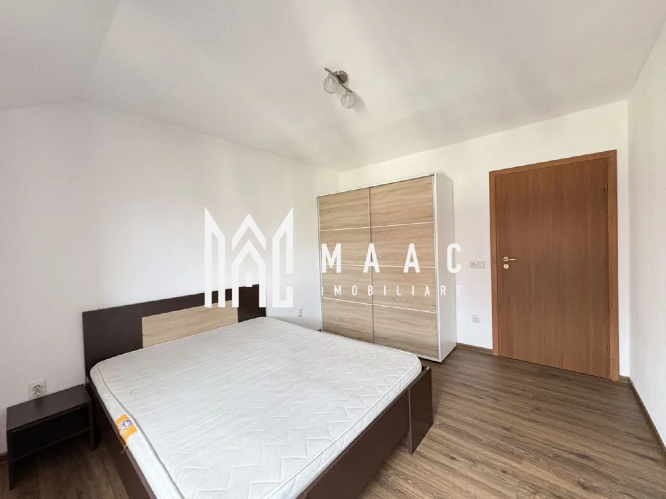 Apartament 2 camere I Selimbar I Mobilat I Utilat - MAAC Imobiliare vă propune spre vânzare un apartament cu 2 camere situat în Șelimbăr, într-un imobil cu regim de înălțime redus, poziționat la etajul 2 din 3. Proprietatea este complet mobilată și utilată, fiind potrivită pentru locuire imediată sau investiție.

Apartamentul este bine compartimentat și dispune de o organizare practică, cu spații funcționale și lumină naturală optimă.

Compartimentarea este următoarea:
-living cu bucătărie open-space
-dormitor mobilat
-baie cu geam
-hol
-balcon cu suprafața de 6 mp

Locuința se află într-o zonă apreciată din Șelimbăr, cu acces facil către punctele de interes, magazine, zone comerciale și căi rapide de legătură către oraș. Etajul intermediar și configurația apartamentului oferă un bun echilibru între confort și eficiență.

Pentru informații suplimentare sau programarea unei vizionări, vă rugăm să ne contactați telefonic și să menționați numărul CP2904223.