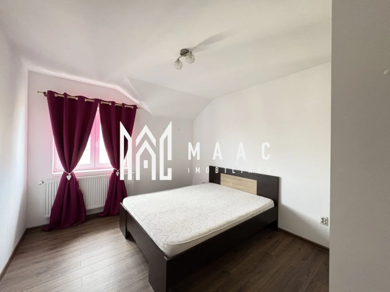 Apartament 2 camere I Selimbar I Mobilat I Utilat - MAAC Imobiliare vă propune spre vânzare un apartament cu 2 camere situat în Șelimbăr, într-un imobil cu regim de înălțime redus, poziționat la etajul 2 din 3. Proprietatea este complet mobilată și utilată, fiind potrivită pentru locuire imediată sau investiție.

Apartamentul este bine compartimentat și dispune de o organizare practică, cu spații funcționale și lumină naturală optimă.

Compartimentarea este următoarea:
-living cu bucătărie open-space
-dormitor mobilat
-baie cu geam
-hol
-balcon cu suprafața de 6 mp

Locuința se află într-o zonă apreciată din Șelimbăr, cu acces facil către punctele de interes, magazine, zone comerciale și căi rapide de legătură către oraș. Etajul intermediar și configurația apartamentului oferă un bun echilibru între confort și eficiență.

Pentru informații suplimentare sau programarea unei vizionări, vă rugăm să ne contactați telefonic și să menționați numărul CP2904223.