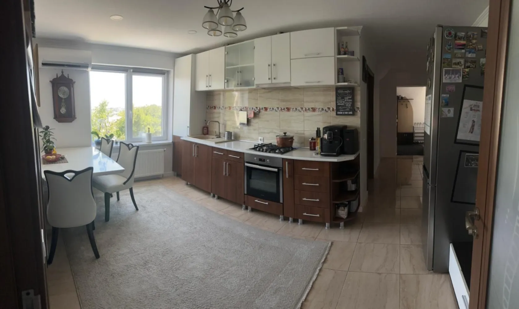 Ag BRASADAS vinde ap 3 cam etaj 2/2 Miroslava 71mp. - Agenția BRASADAS vinde apartament cu 3 camere, având suprafata utila de 71mp. în Miroslava, la 200metri de primarie si de Family Market.
Apartamentul se afla in cadrul unui bloculet tip vila, cu 2 etaje si un numar total de 6 apartamente, fiind pozitionat la etajul 2.
Ca bonus:
-Pod deasupra si scara interioara pentru spatiu depozitare.
-Beci, aferent fiecarui apartament
-Curte interioara
-Parcare
-Terasă 
-Foișor 
Consturictia este finalizata in 2014.
Apartamentul se preda parțial mobilat.
Dotat cu centrala termica, aer conditionat, renovat 2021.
Se accepta si plata prin credit !

Pentru mai multe oferte accesați www.brasadas.com.